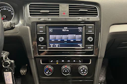 punainen Volkswagen Golf 2018 kuva 16.