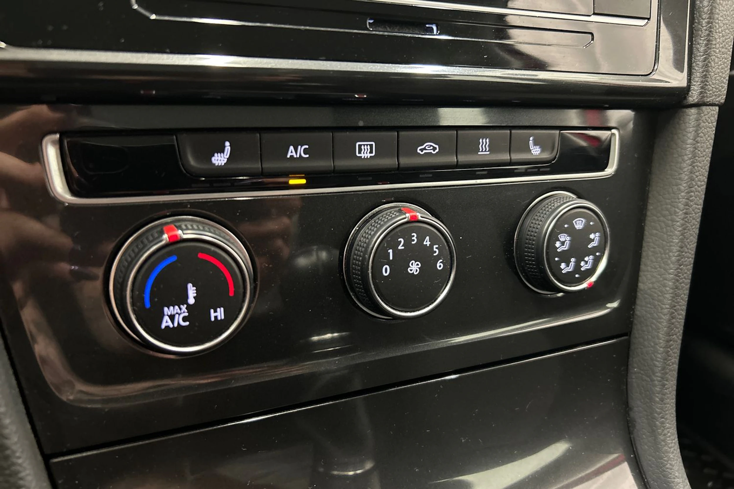 punainen Volkswagen Golf 2018 kuva 18.