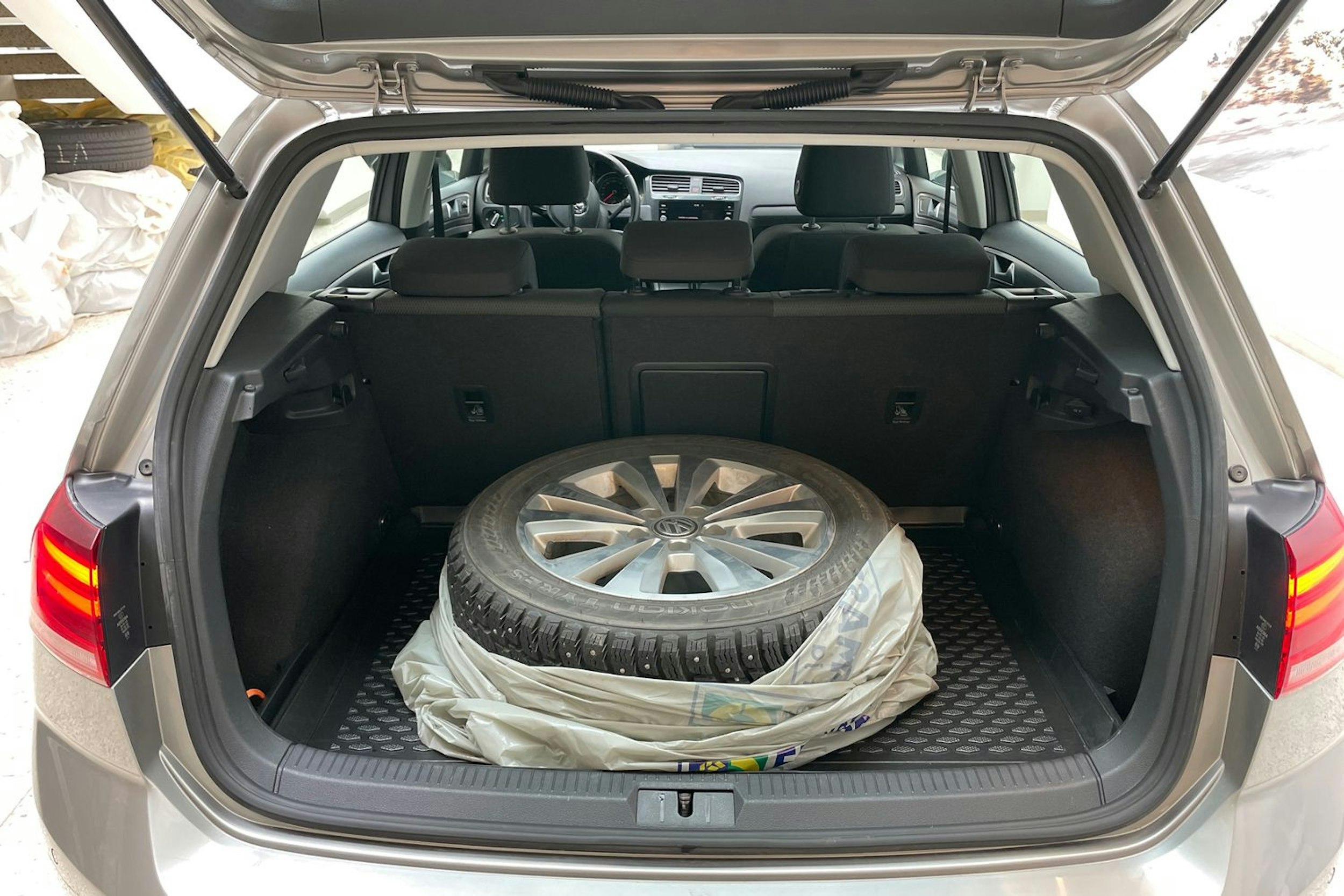 harmaa Volkswagen Golf 2018 kuva 27.