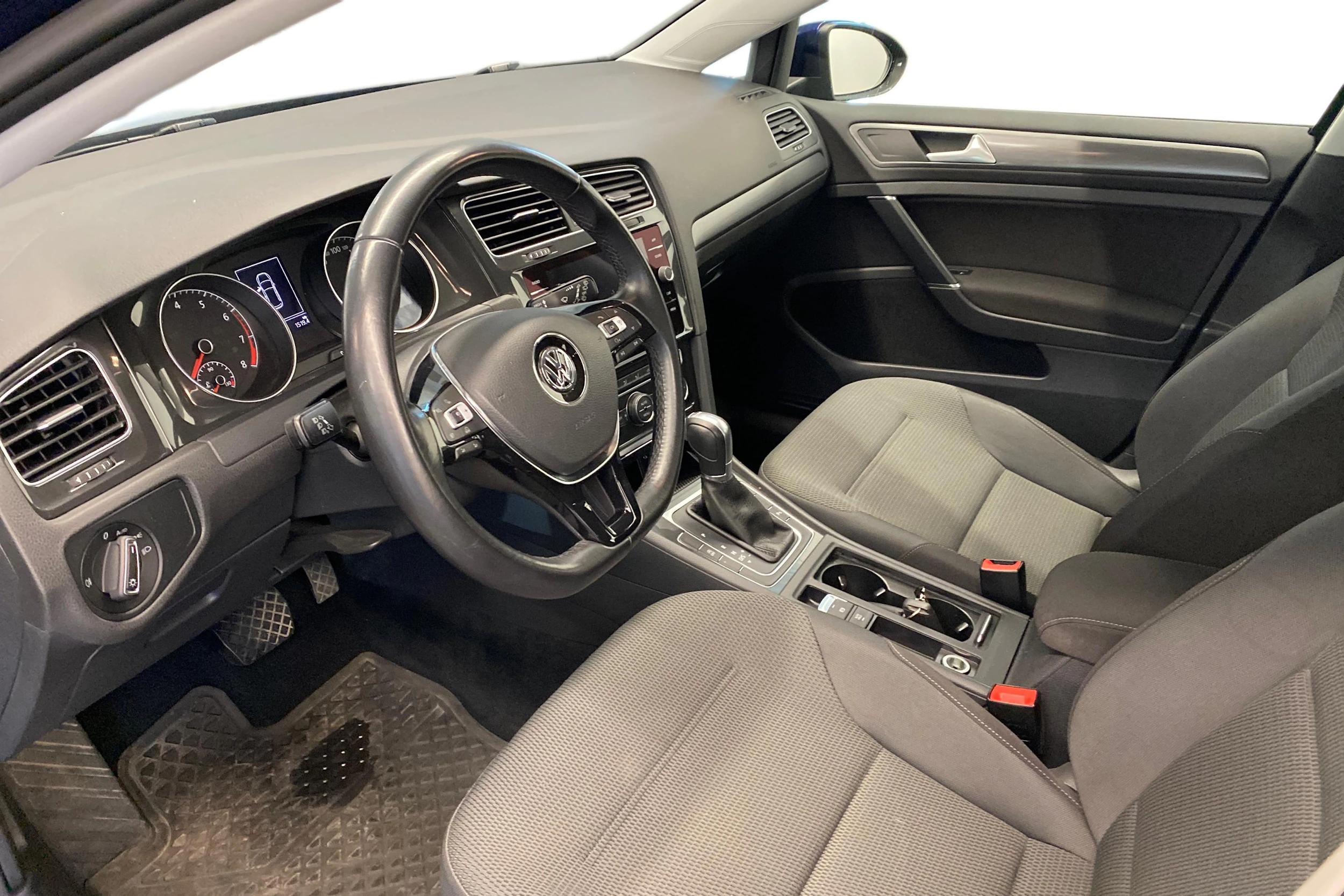Sininen Volkswagen Golf 2018 kuva 8.