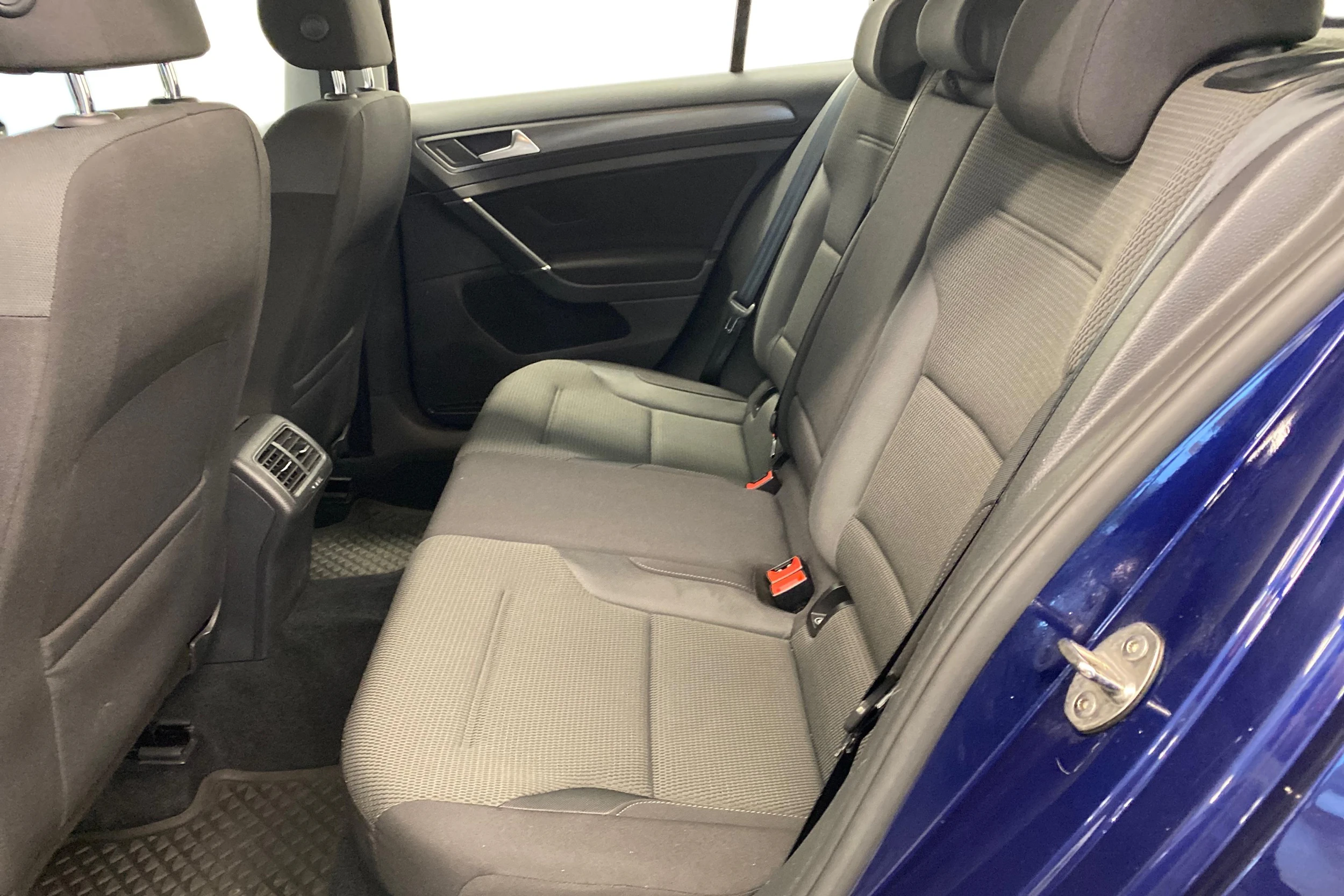 Sininen Volkswagen Golf 2018 kuva 11.