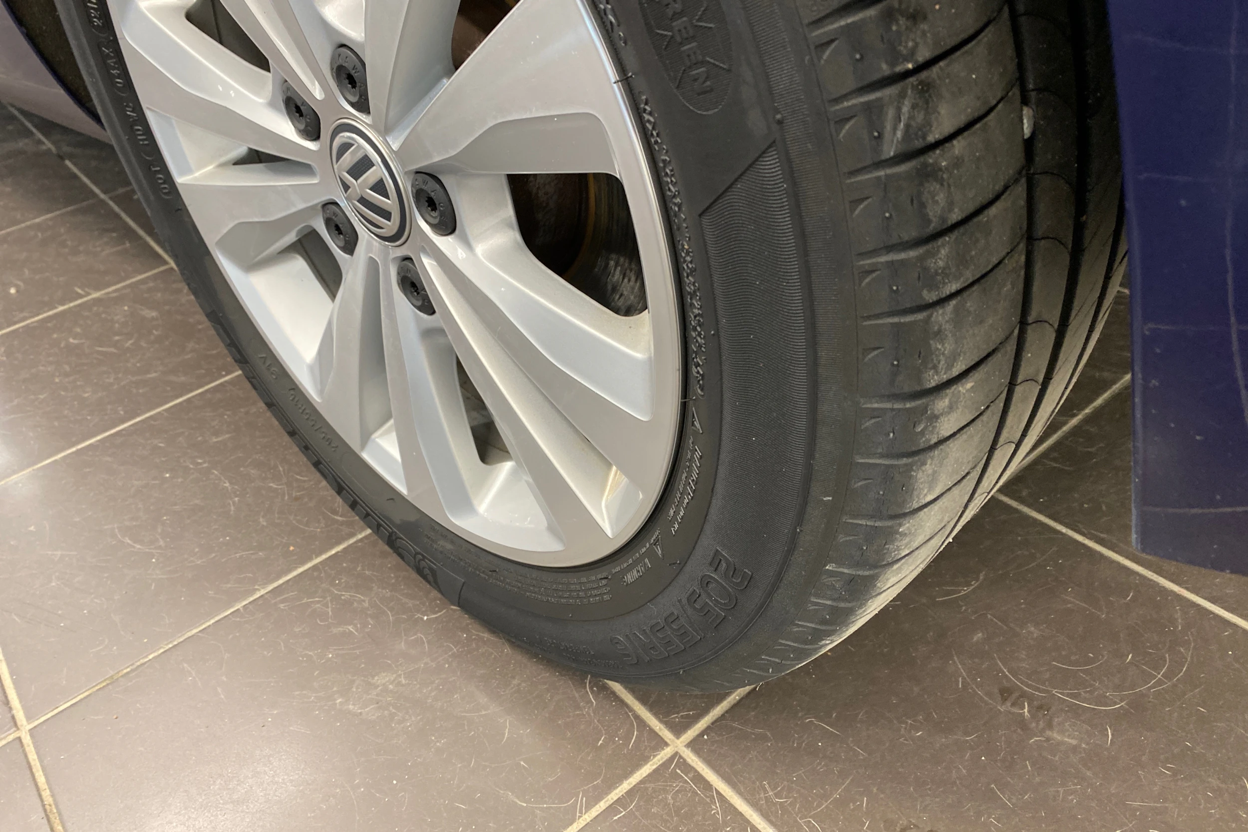 Sininen Volkswagen Golf 2018 kuva 13.