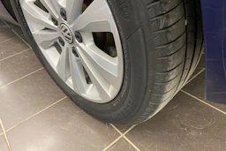 Sininen Volkswagen Golf 2018 kuva 13.