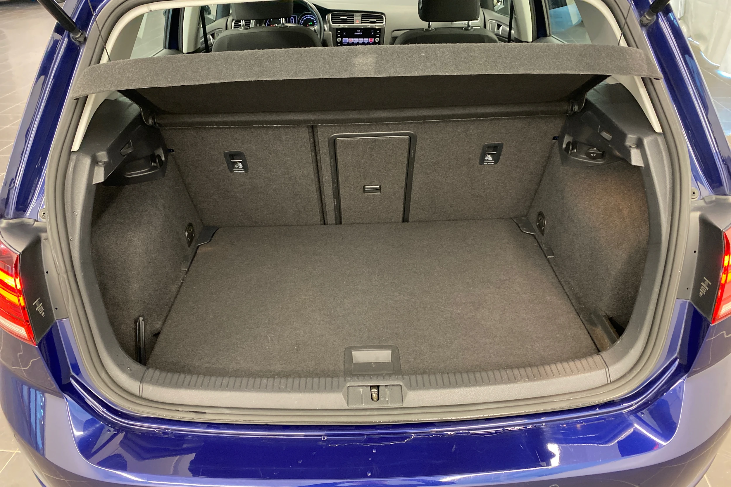 Sininen Volkswagen Golf 2018 kuva 15.