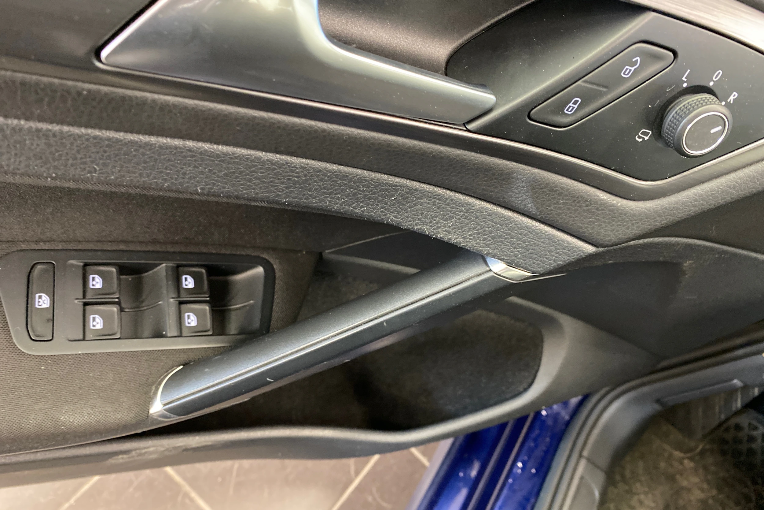 Sininen Volkswagen Golf 2018 kuva 18.