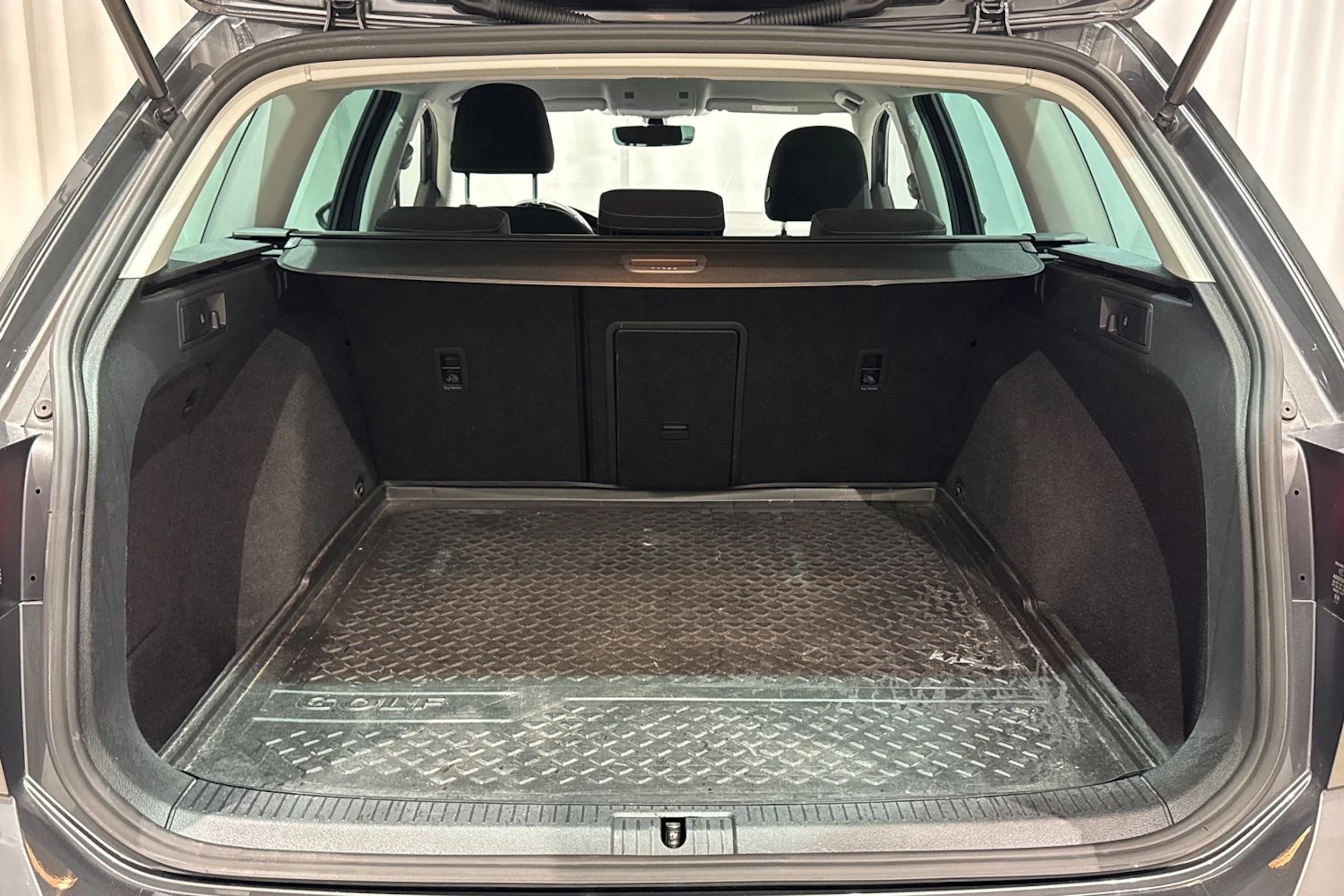 harmaa Volkswagen Golf 2018 kuva 16.