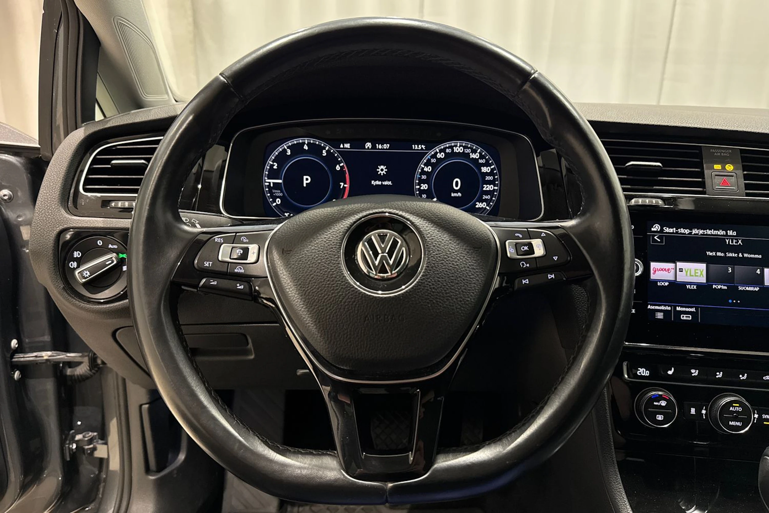 harmaa Volkswagen Golf 2018 kuva 18.
