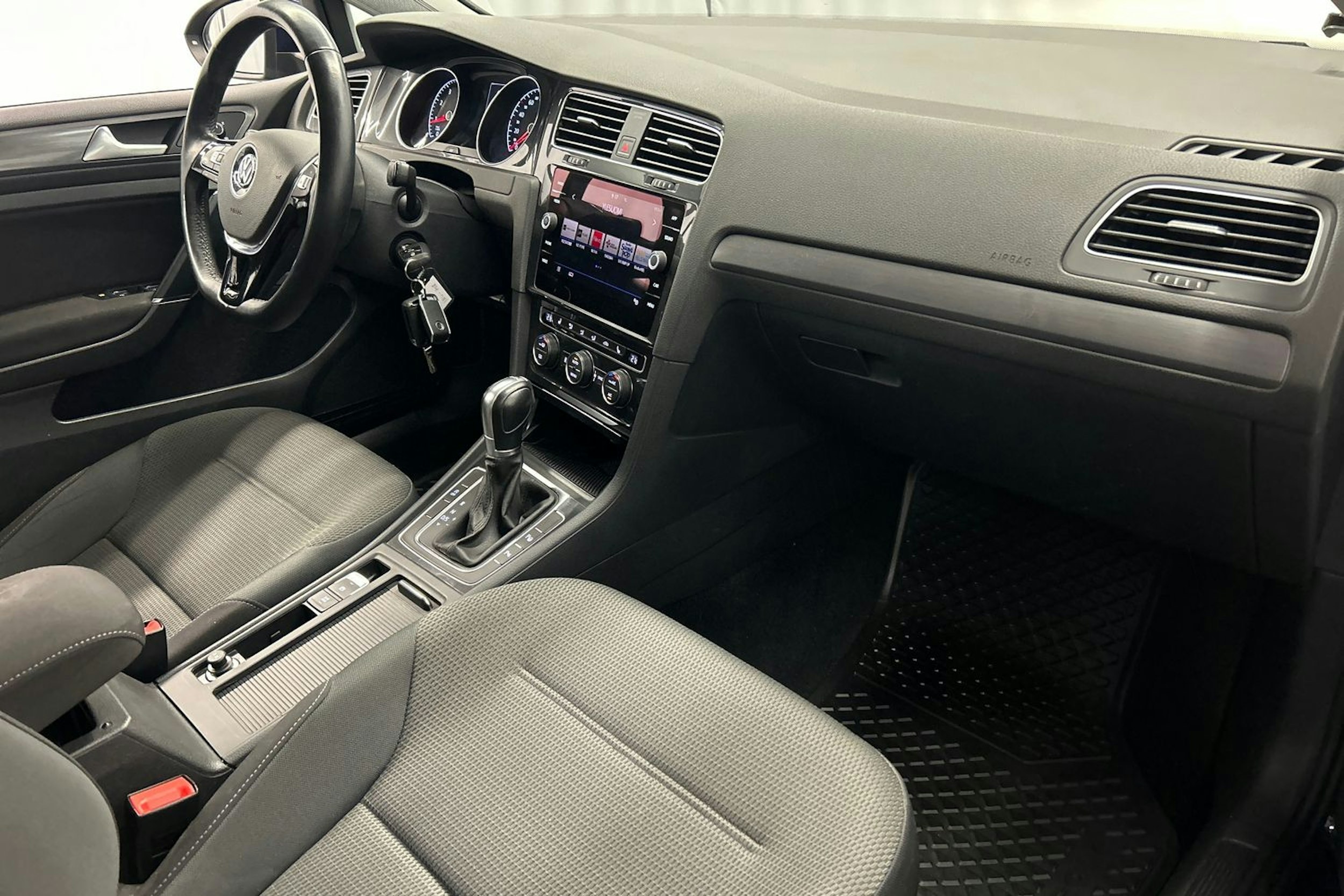 sininen Volkswagen Golf 2018 kuva 16.