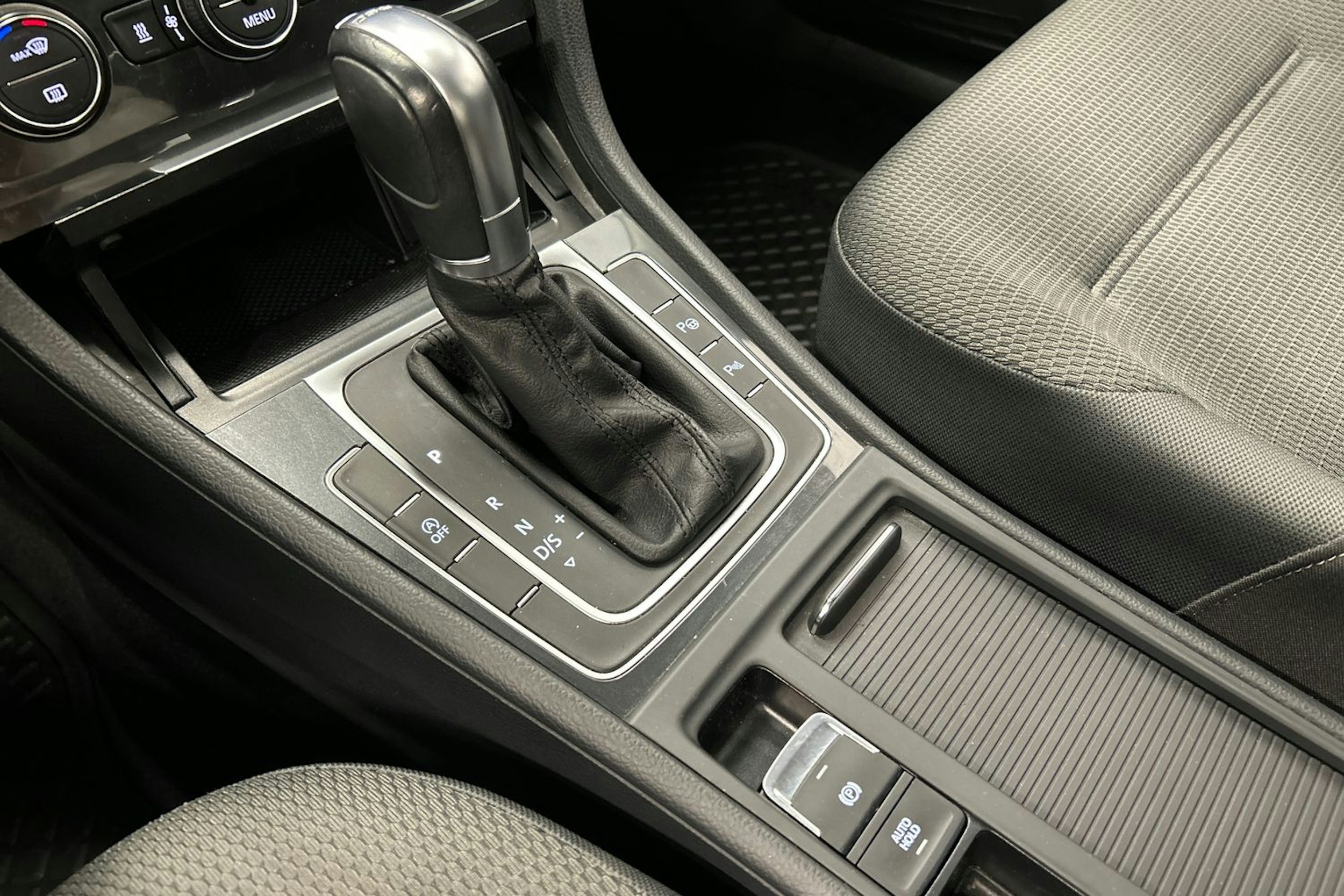 sininen Volkswagen Golf 2018 kuva 26.