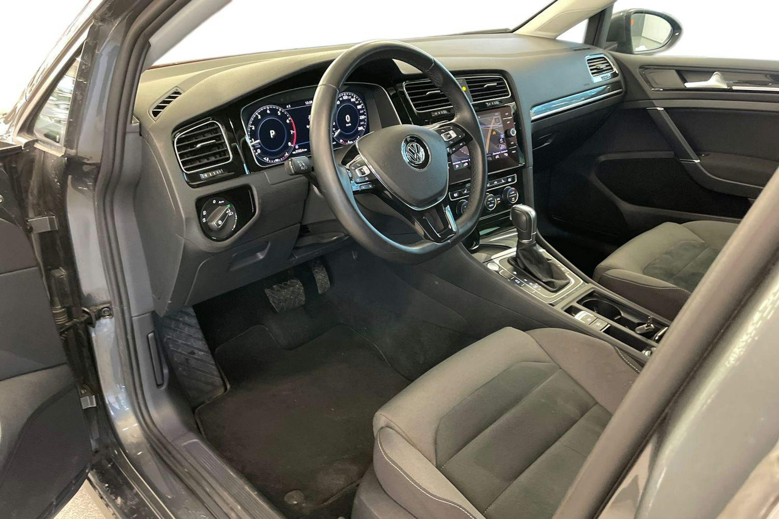 harmaa Volkswagen Golf 2018 kuva 7.