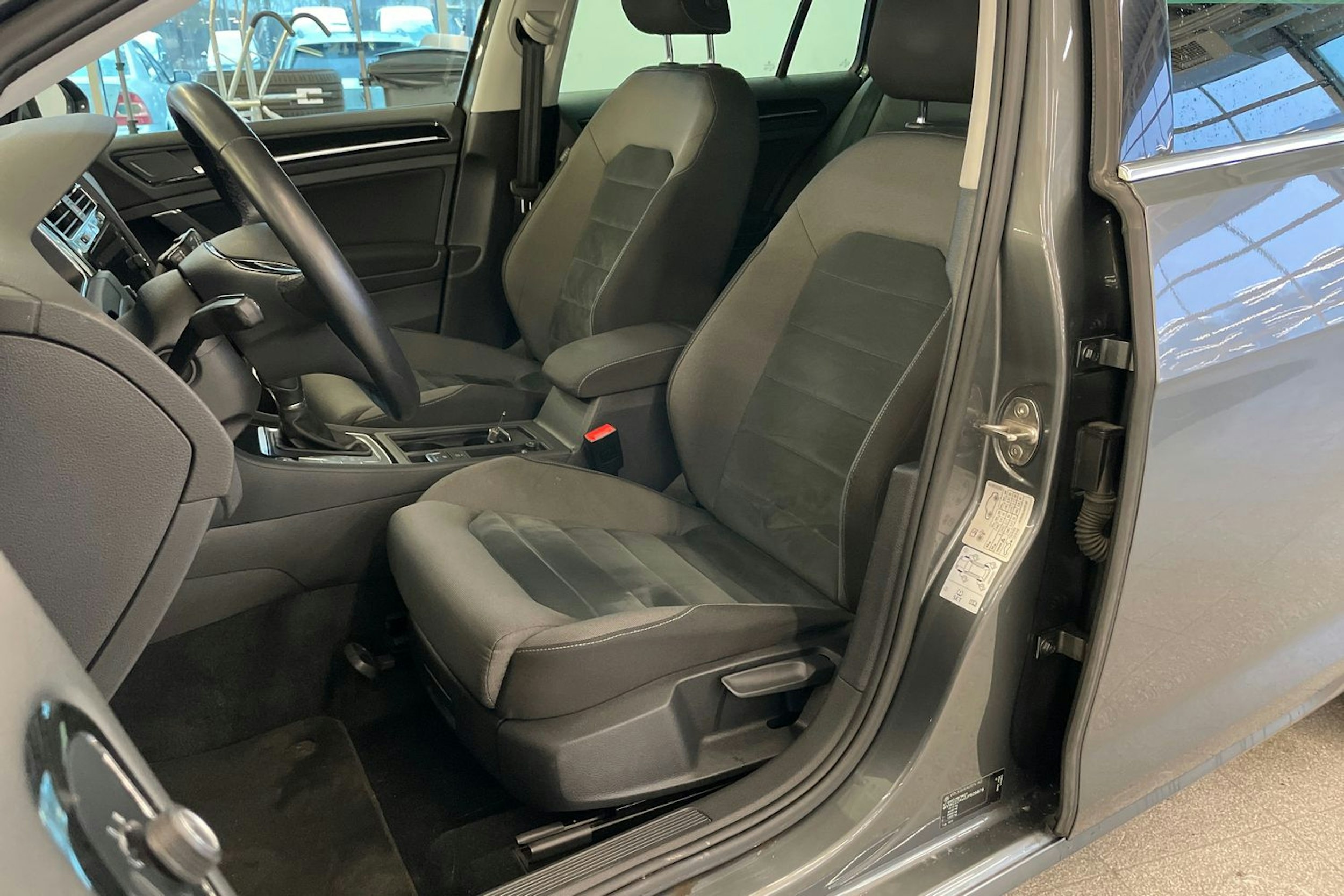 harmaa Volkswagen Golf 2018 kuva 21.