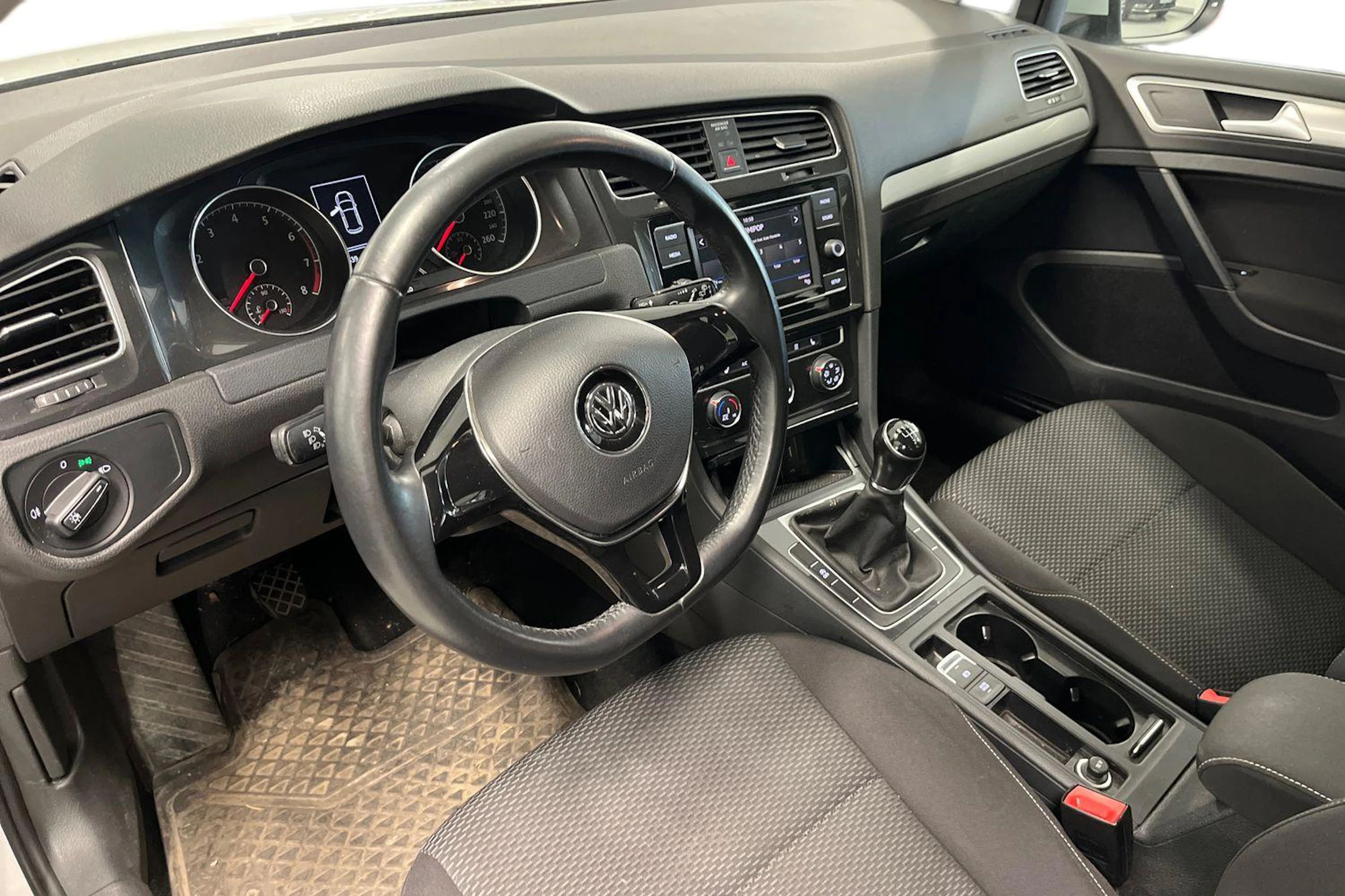 valkoinen Volkswagen Golf 2018 kuva 3.