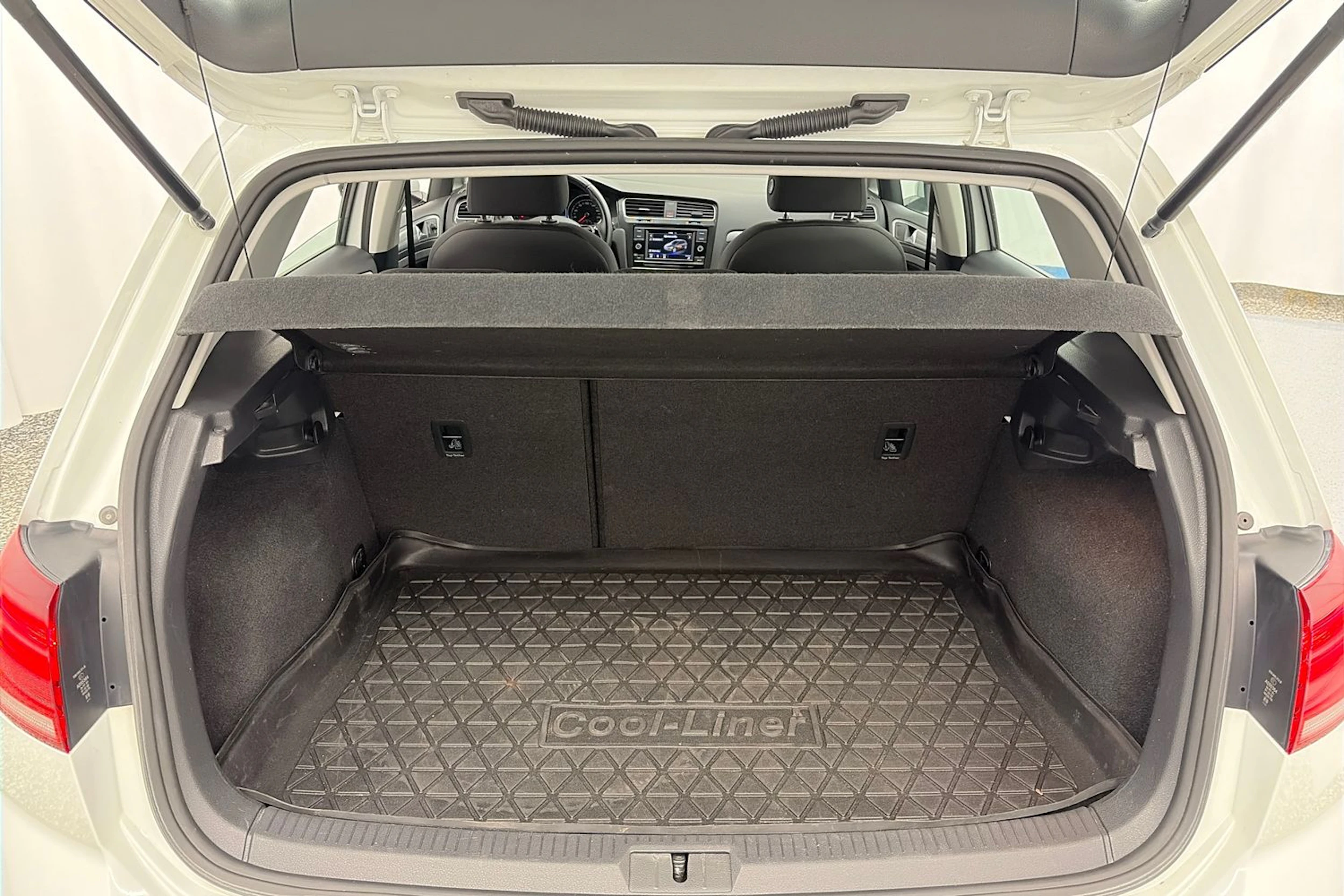 valkoinen Volkswagen Golf 2018 kuva 11.