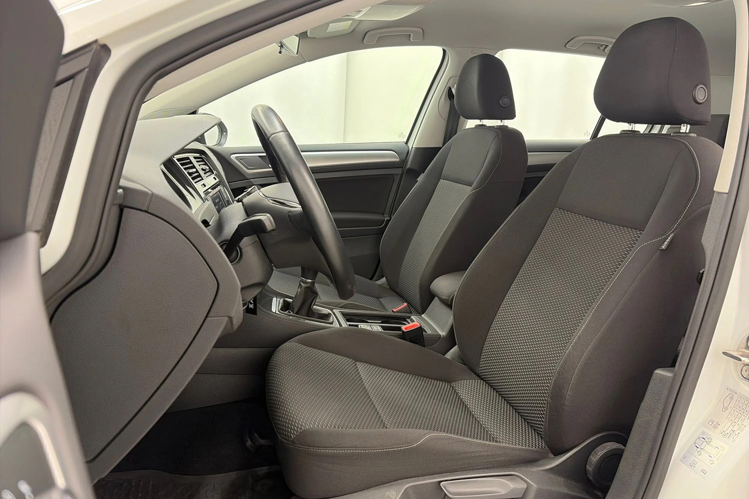 valkoinen Volkswagen Golf 2018 kuva 12.