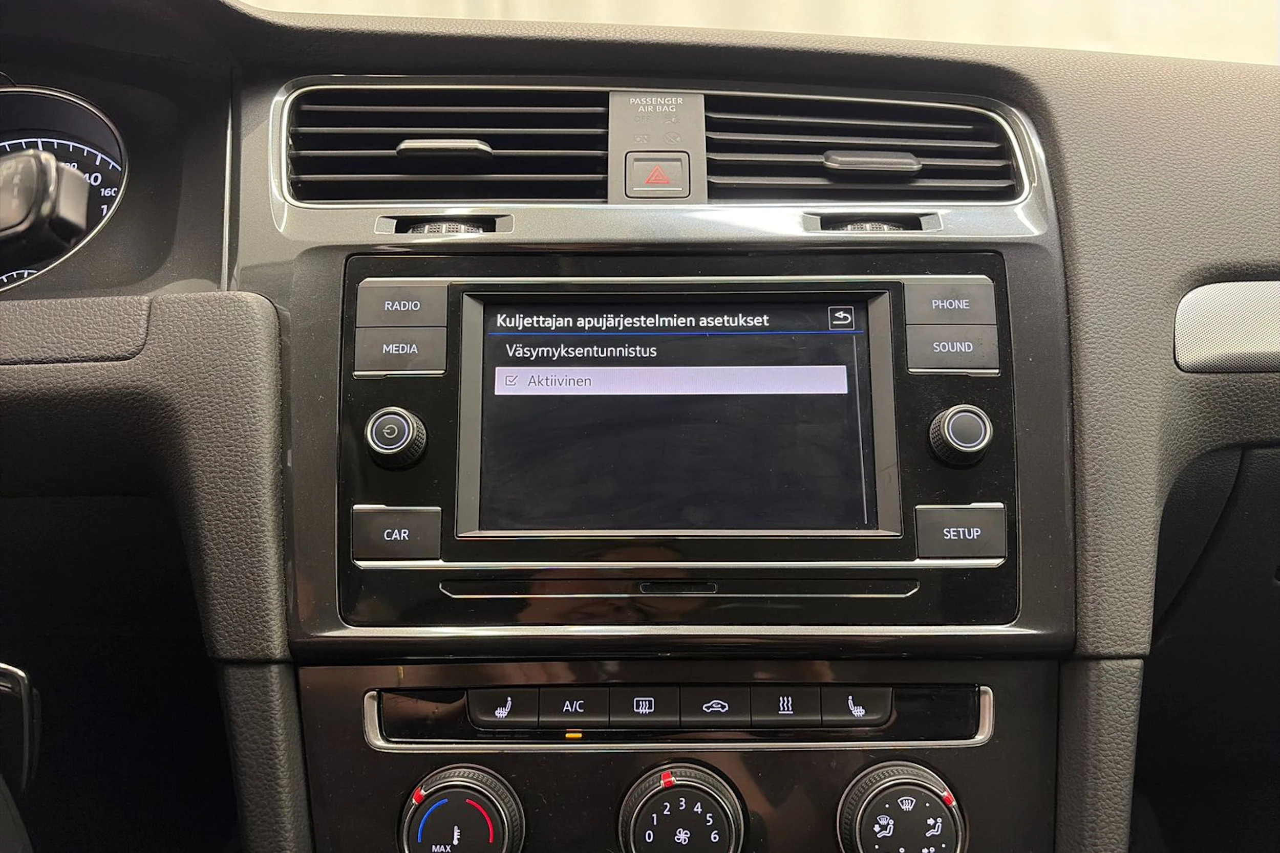 valkoinen Volkswagen Golf 2018 kuva 16.