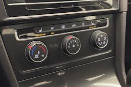 valkoinen Volkswagen Golf 2018 kuva 17.