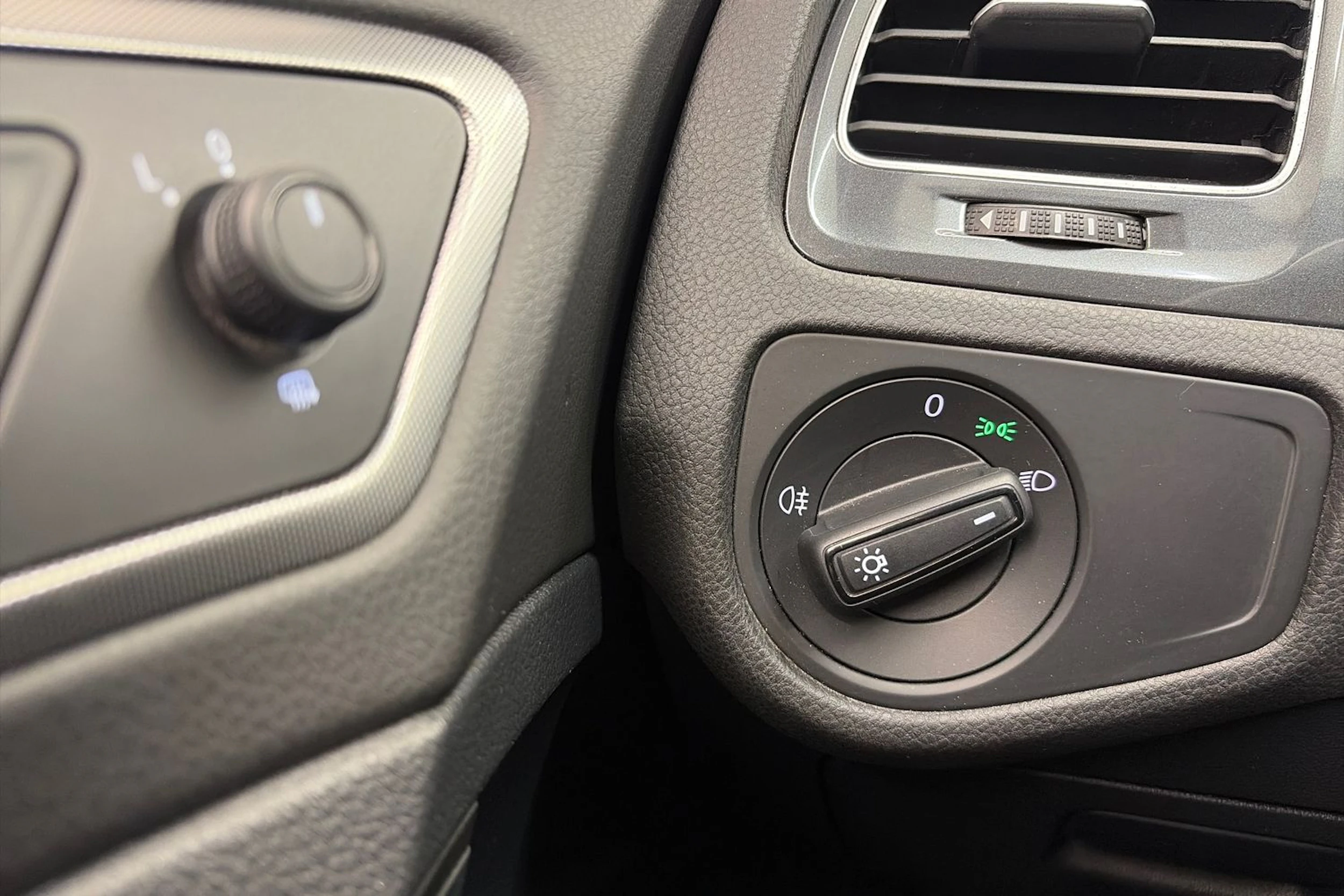 valkoinen Volkswagen Golf 2018 kuva 18.