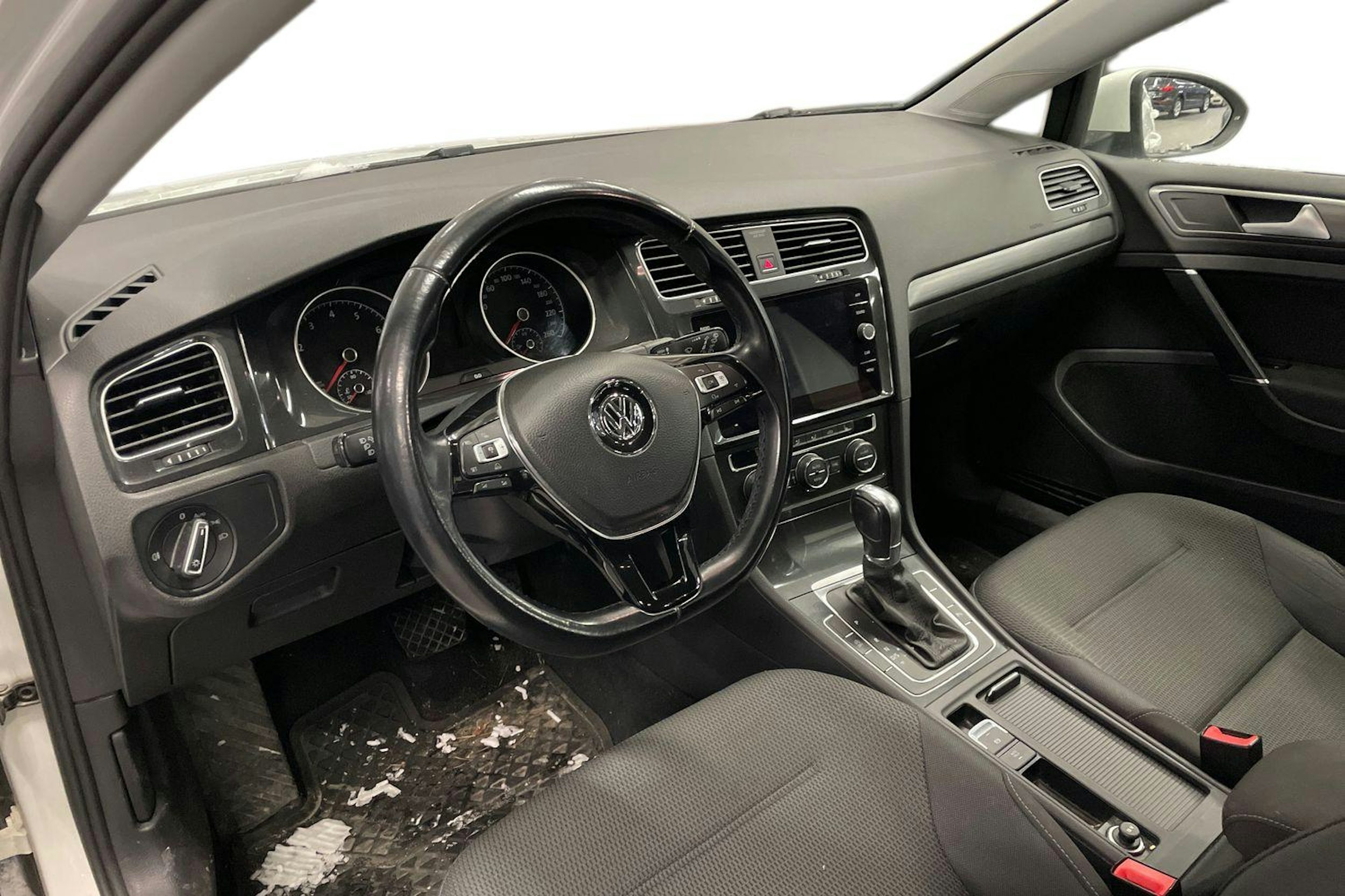 valkoinen Volkswagen Golf 2018 kuva 3.