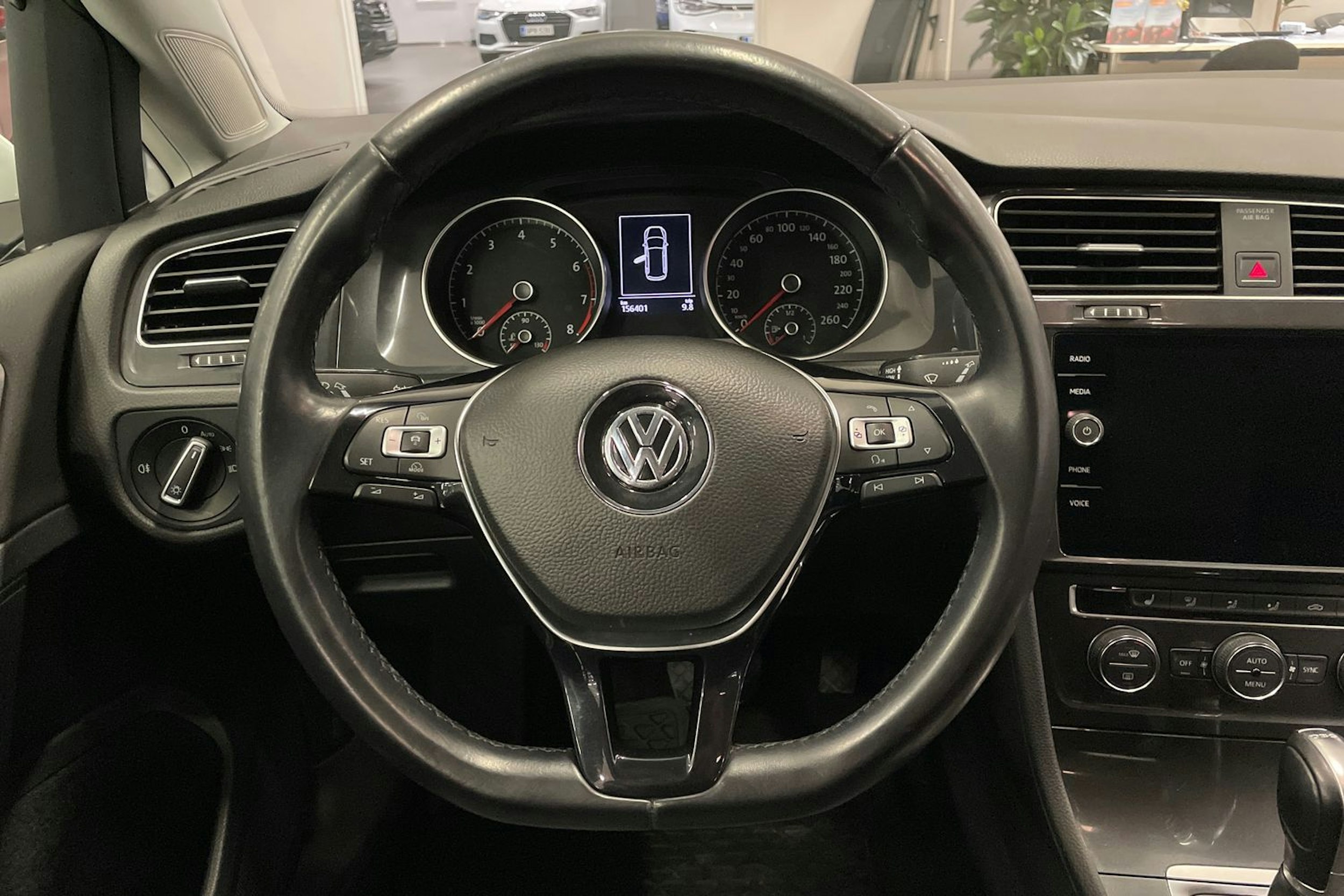 valkoinen Volkswagen Golf 2018 kuva 12.