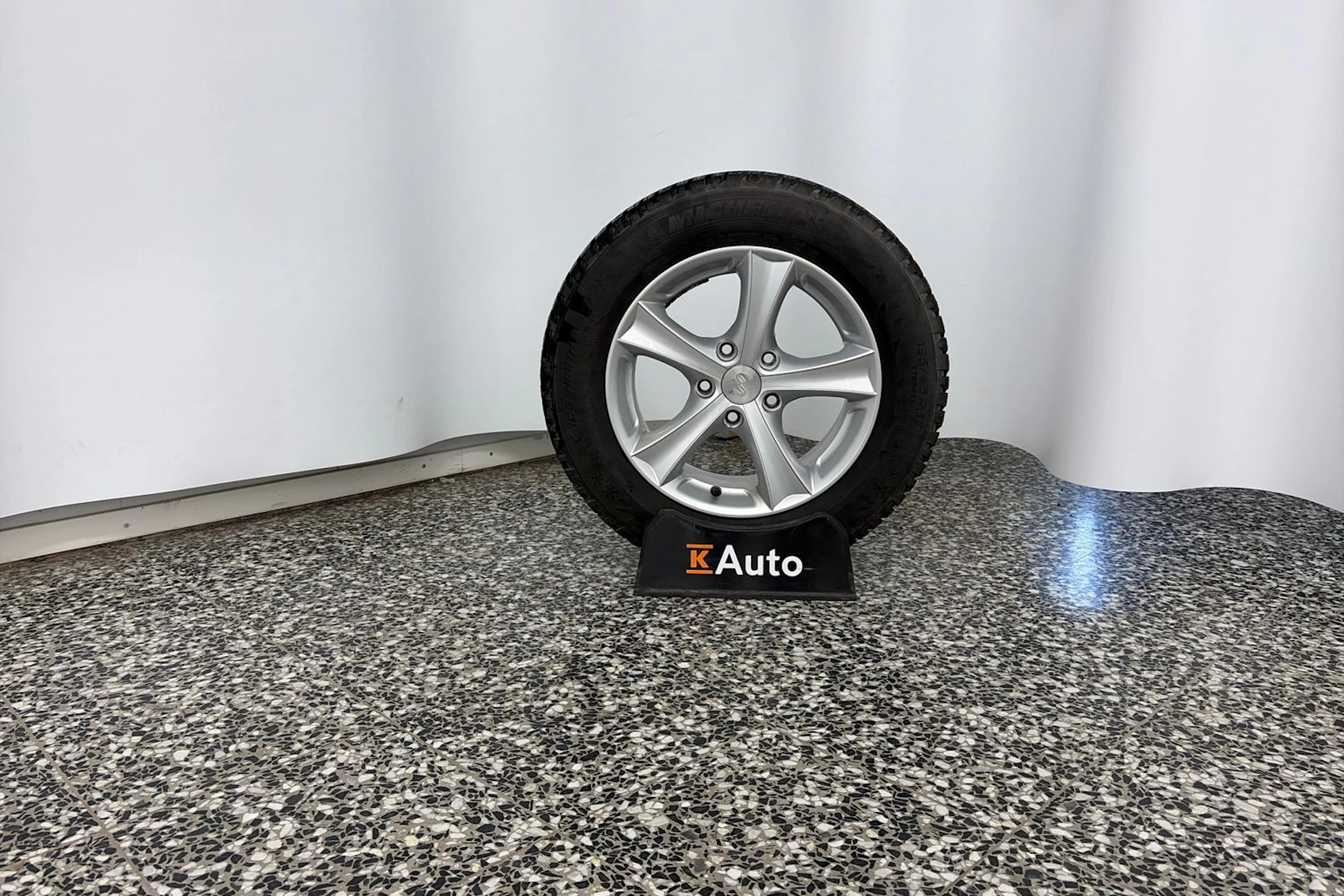 valkoinen Volkswagen Golf 2018 kuva 13.