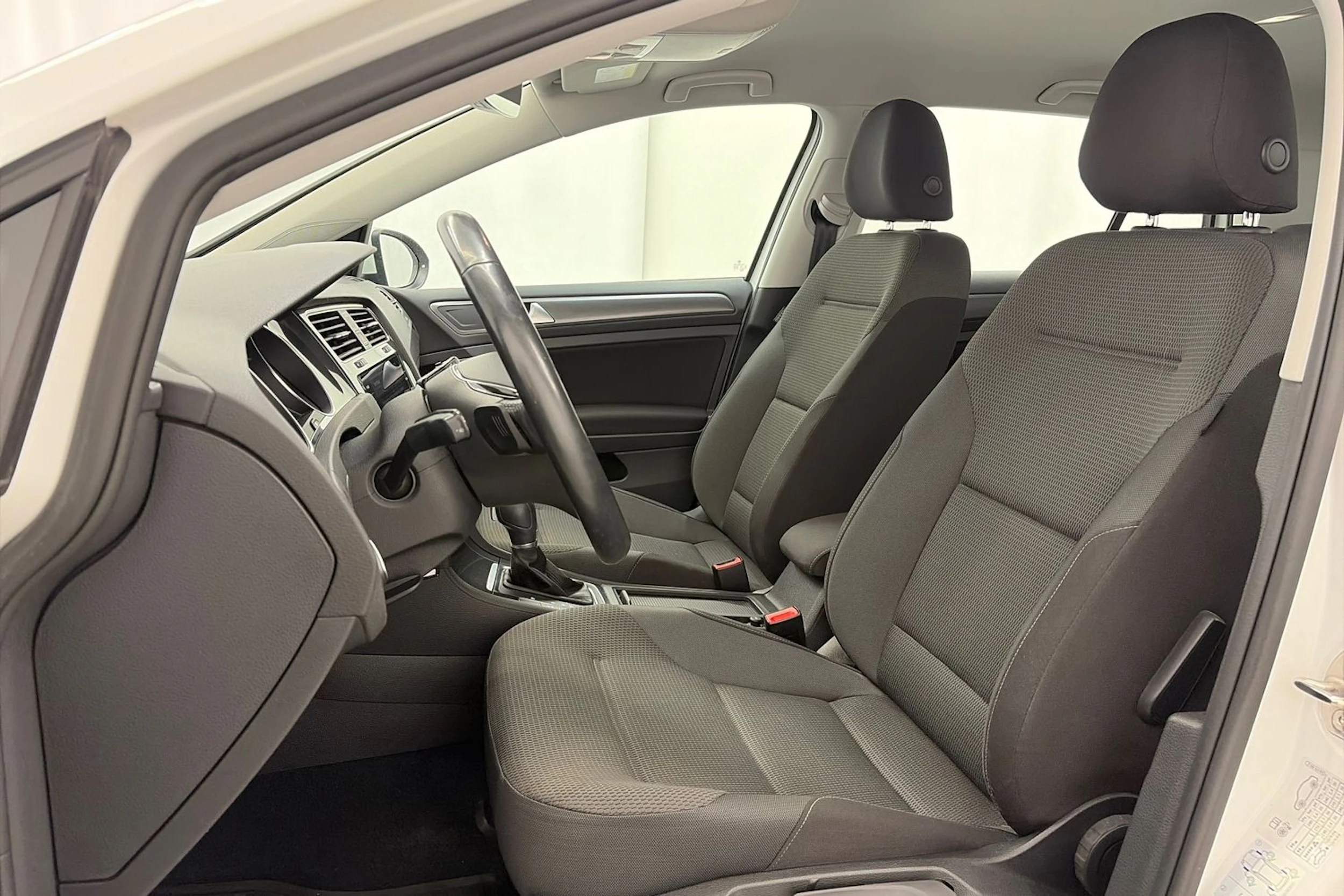 valkoinen Volkswagen Golf 2018 kuva 16.