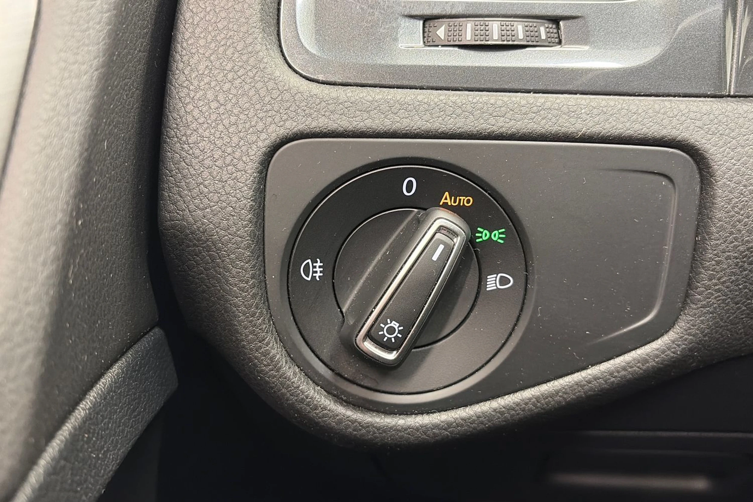 valkoinen Volkswagen Golf 2018 kuva 24.