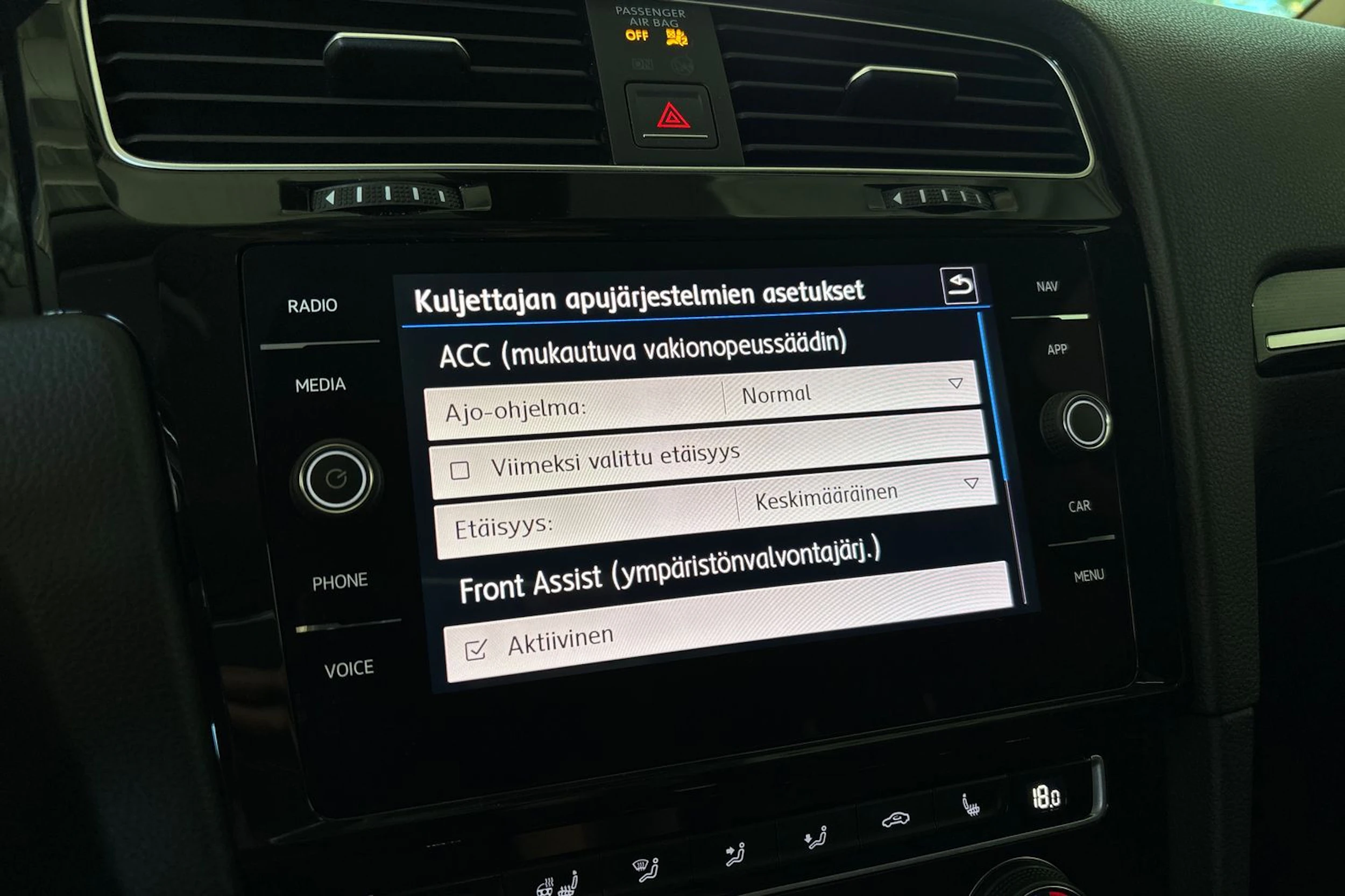 musta Volkswagen Golf 2018 kuva 18.