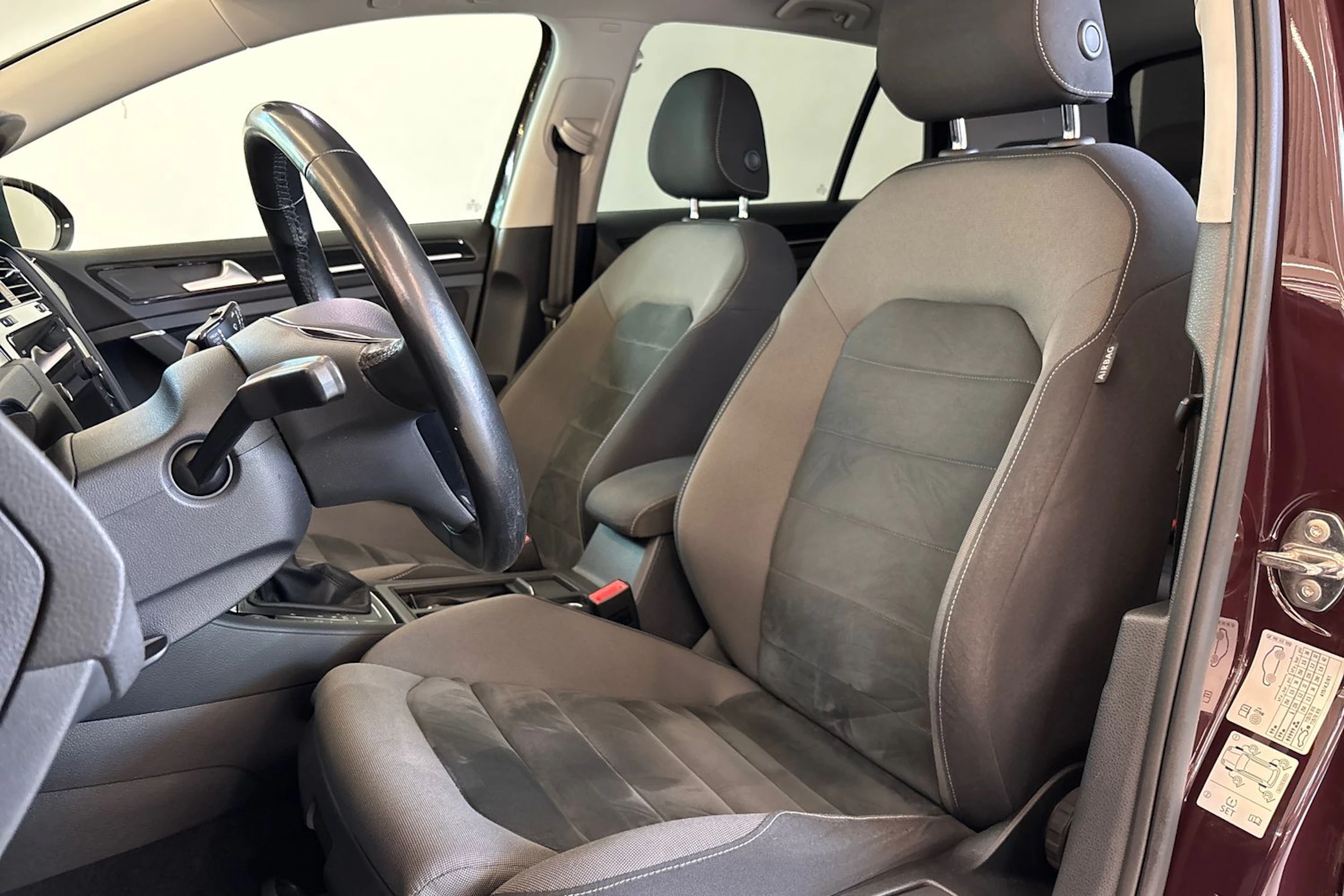 musta Volkswagen Golf 2018 kuva 21.