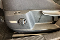 musta Volkswagen Golf 2018 kuva 22.