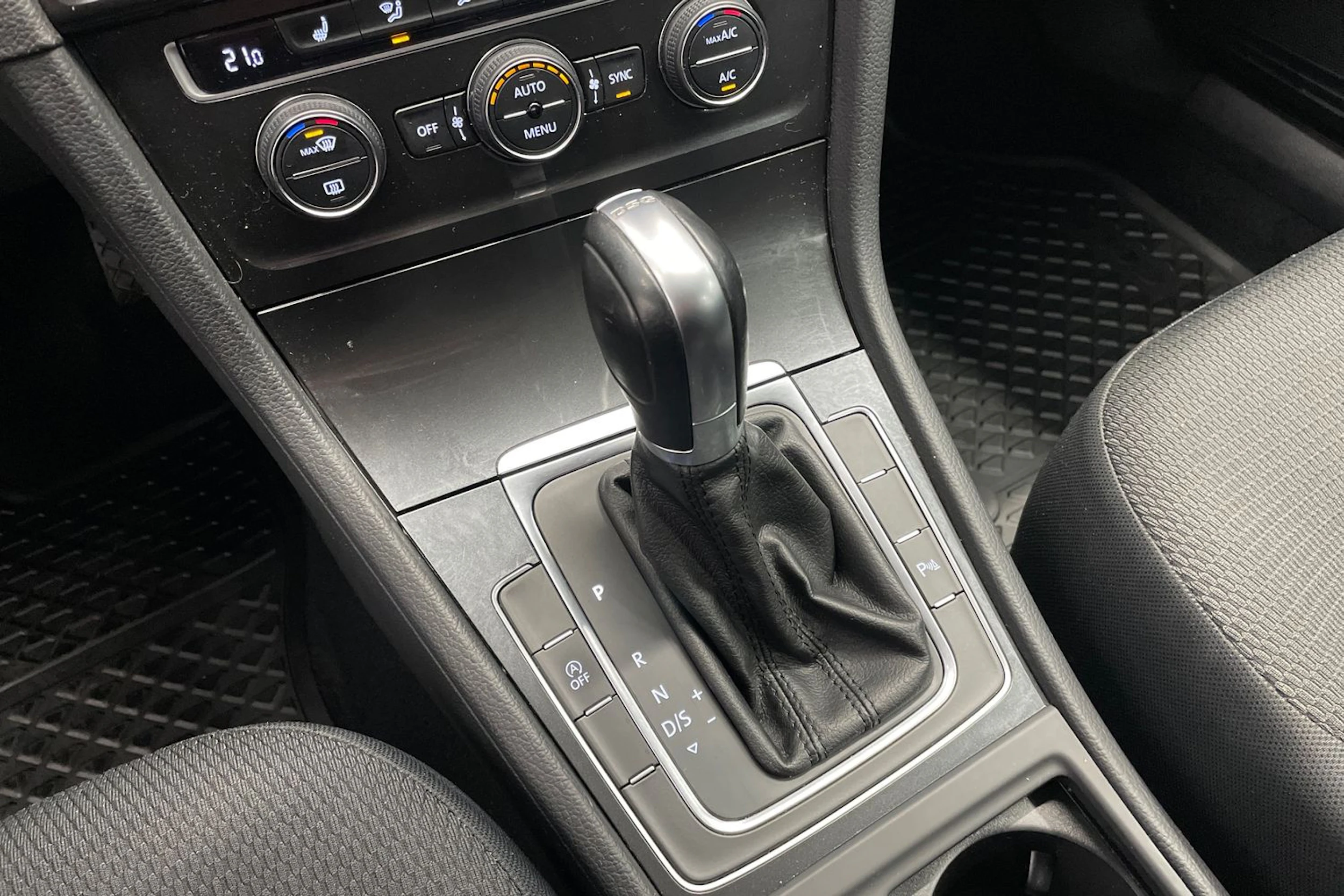 Valkoinen Volkswagen GOLF 2018 kuva 15.