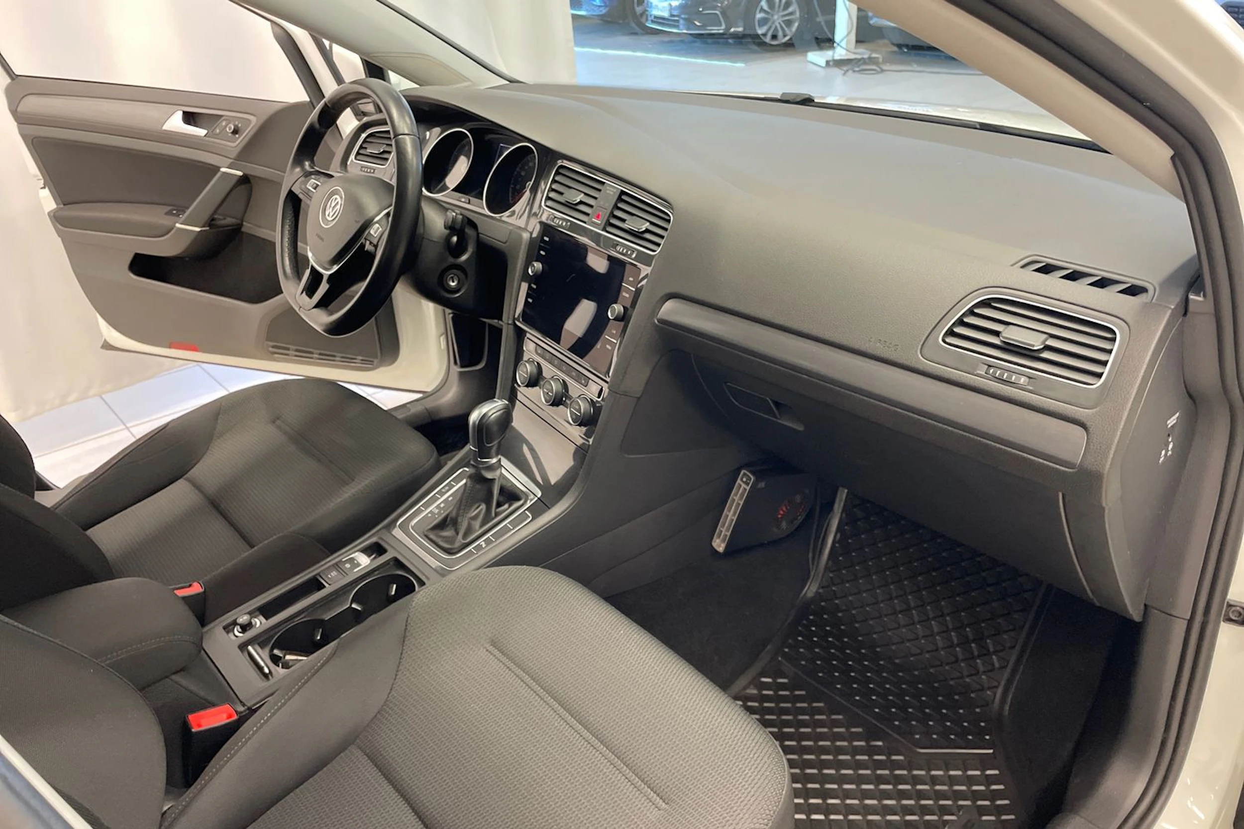 Valkoinen Volkswagen GOLF 2018 kuva 20.