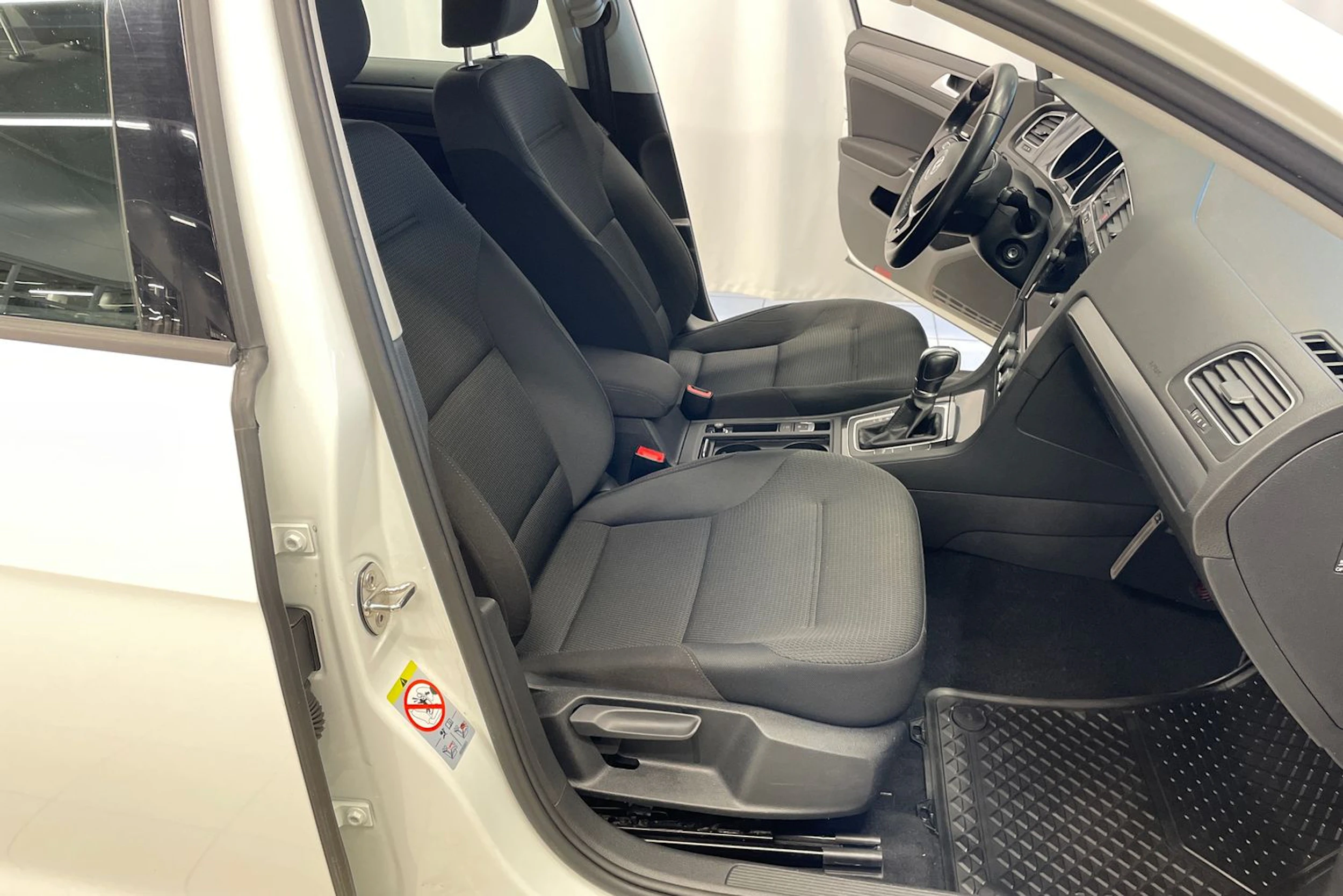 Valkoinen Volkswagen GOLF 2018 kuva 21.