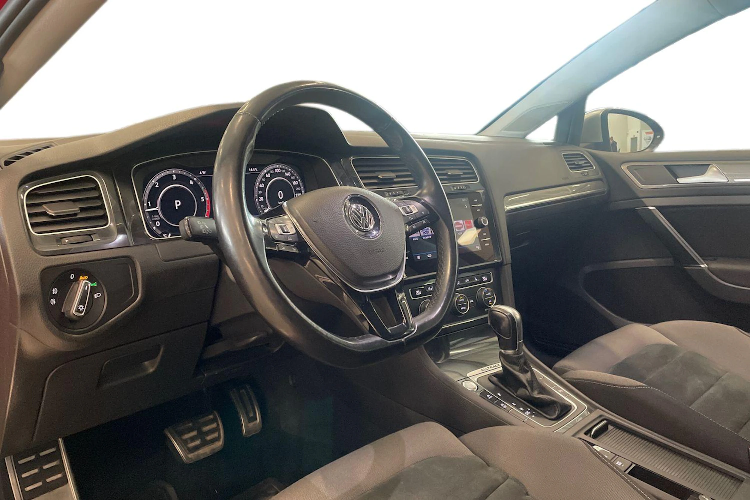 punainen Volkswagen Golf 2018 kuva 8.