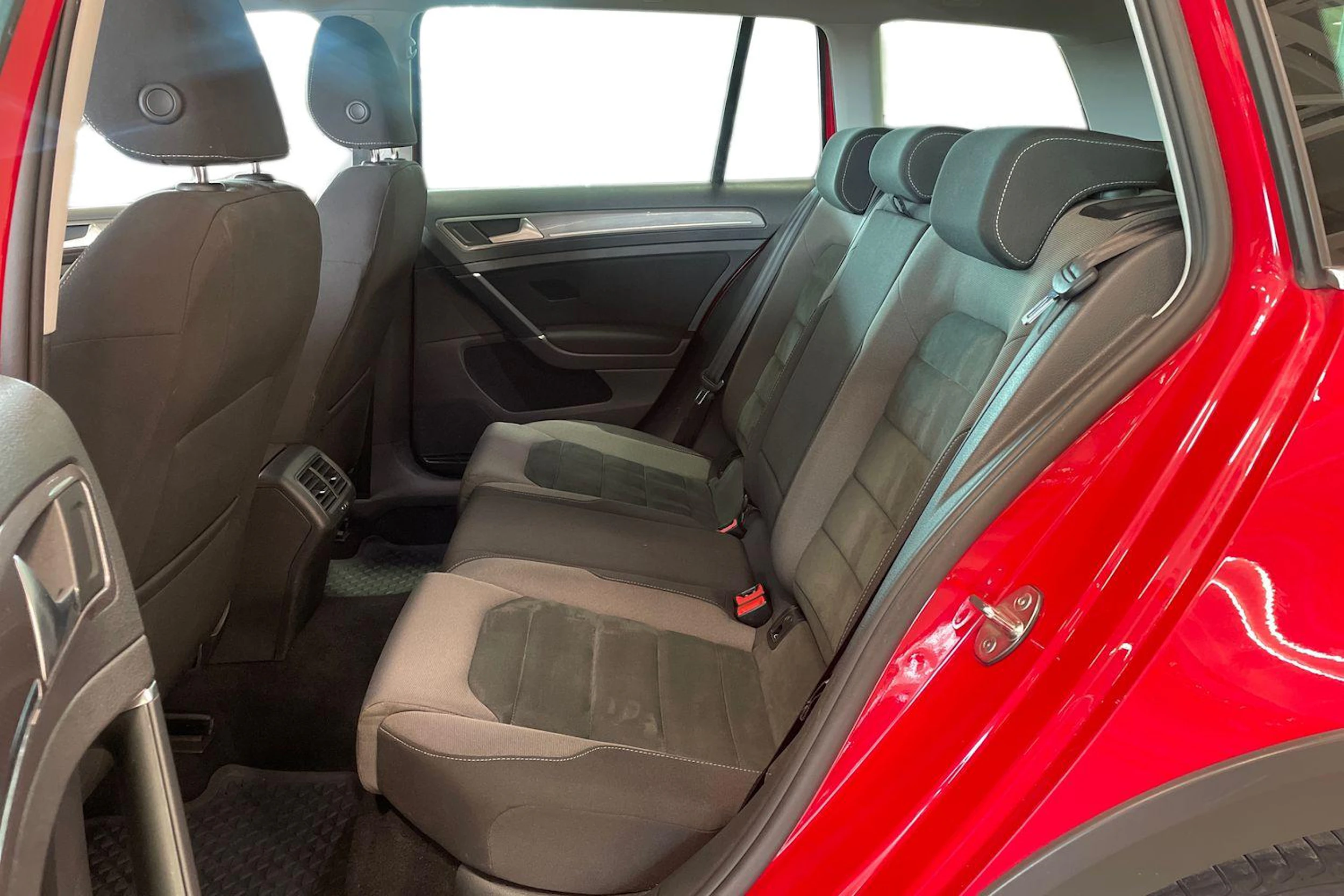 punainen Volkswagen Golf 2018 kuva 11.