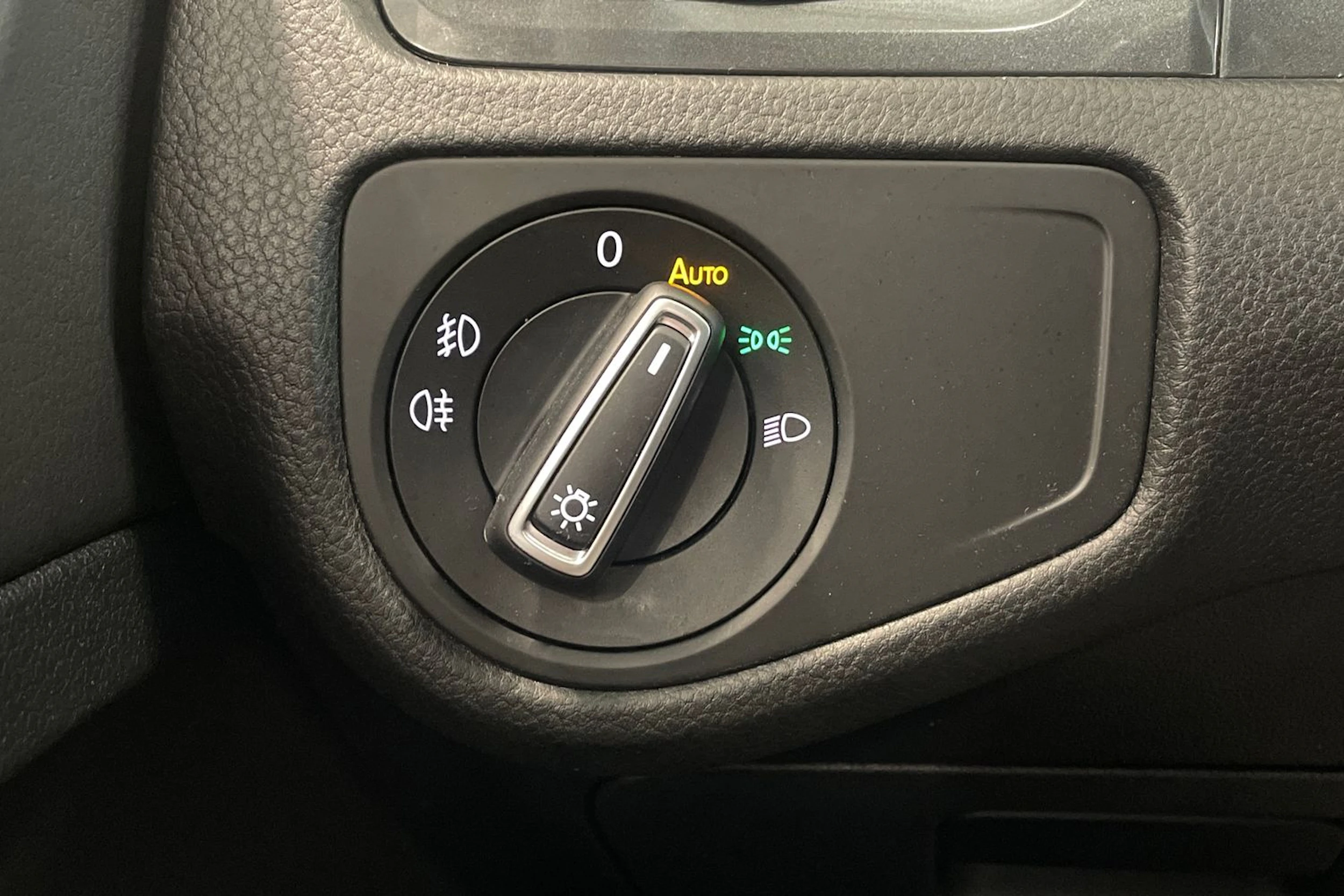 punainen Volkswagen Golf 2018 kuva 19.