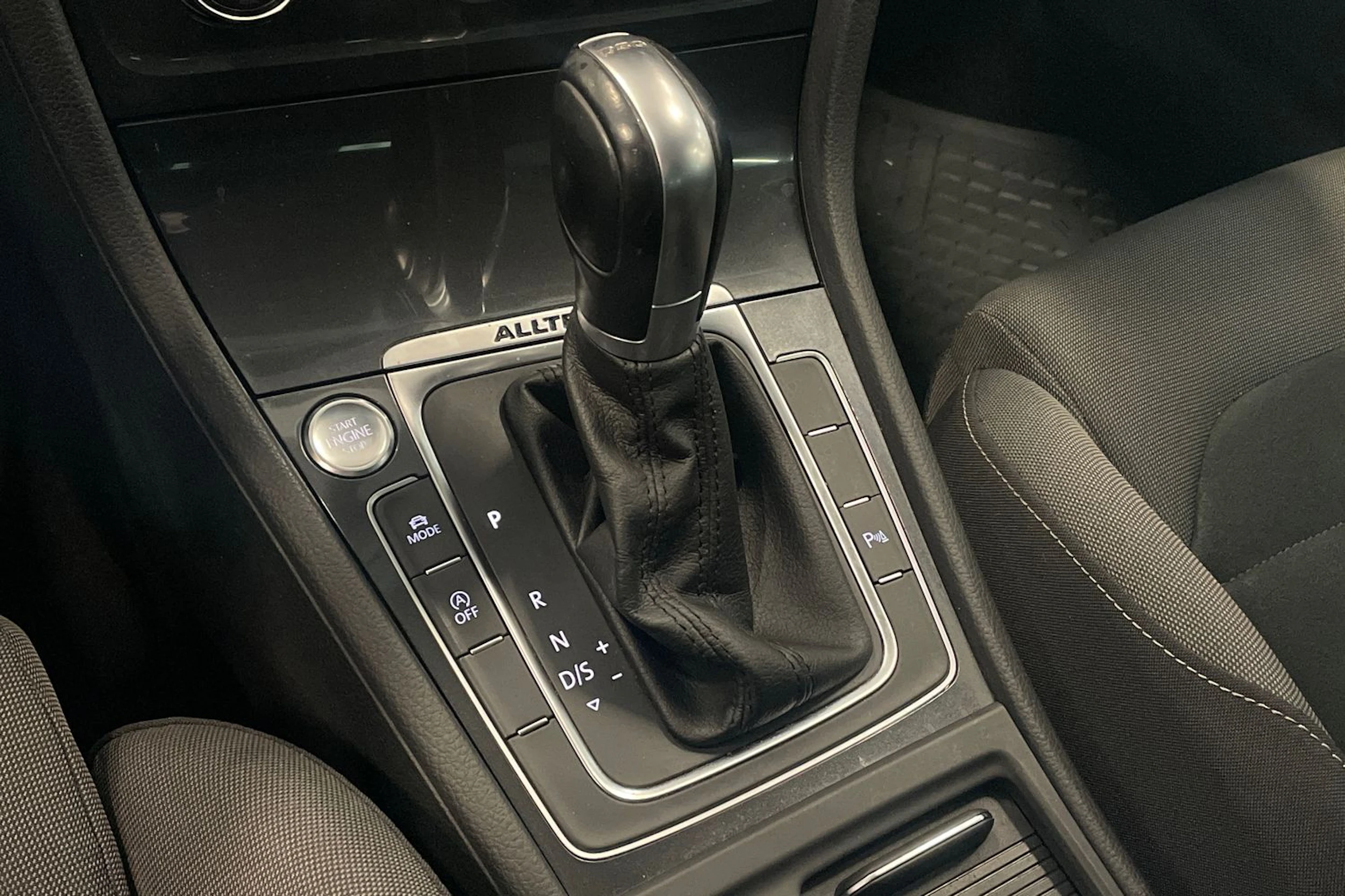 punainen Volkswagen Golf 2018 kuva 30.