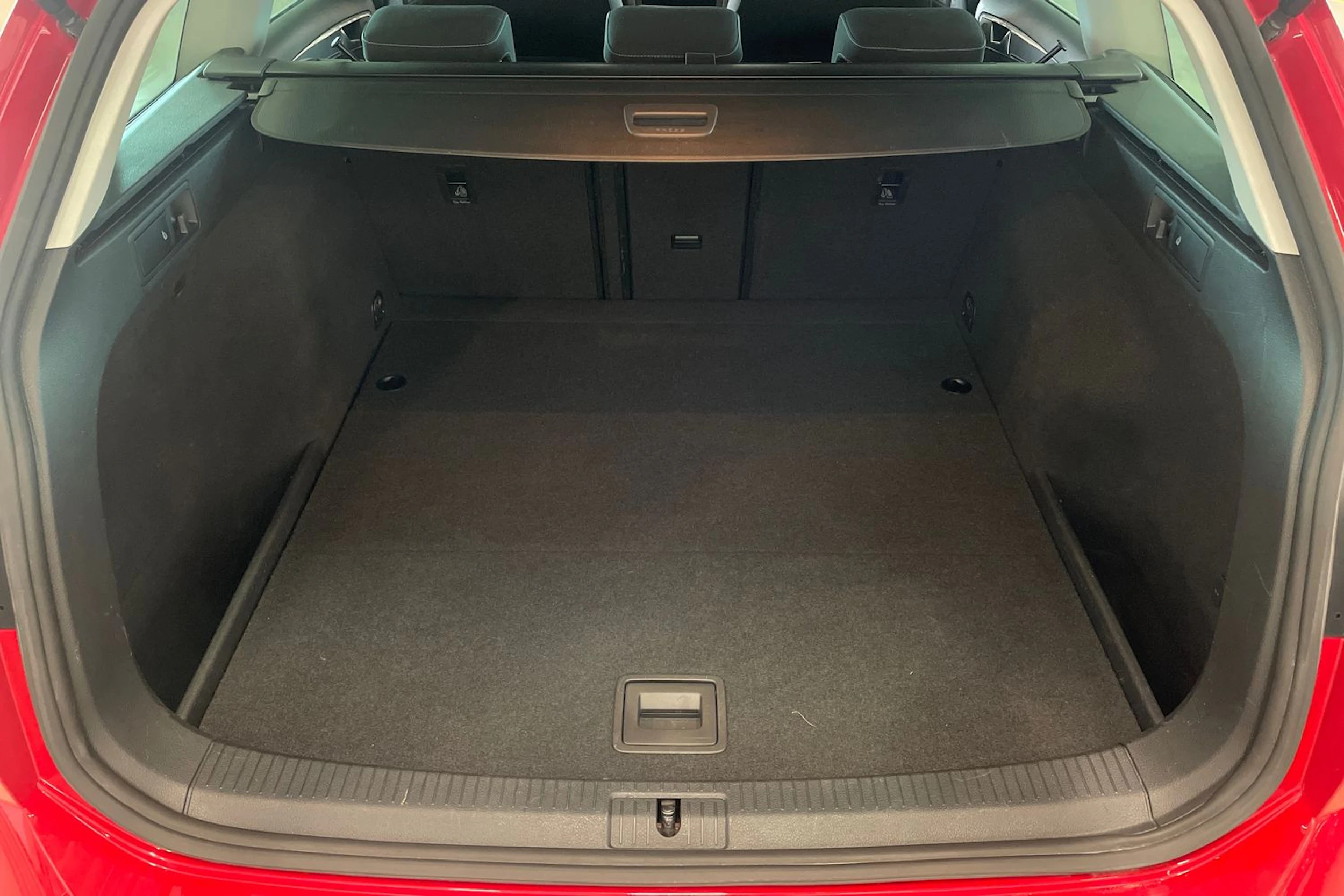 punainen Volkswagen Golf 2018 kuva 32.