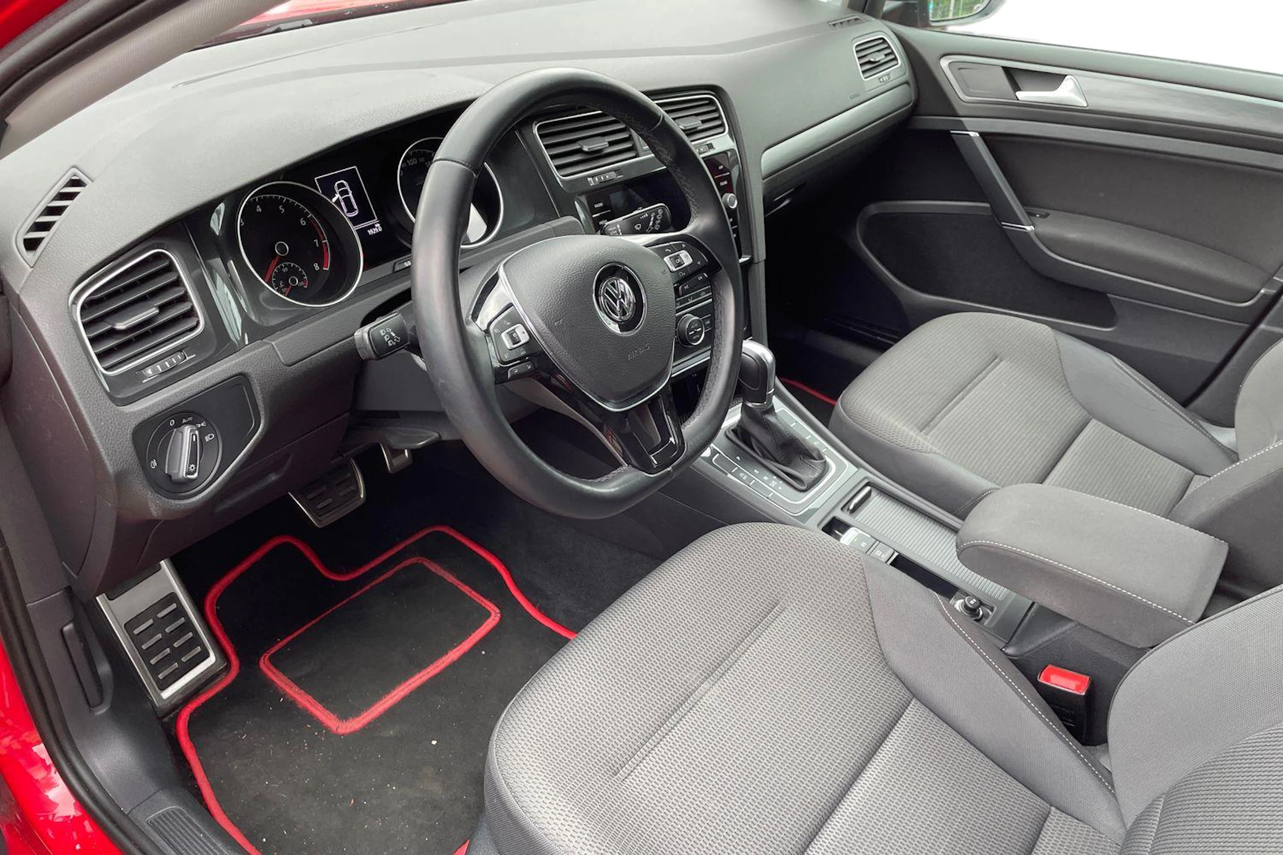punainen Volkswagen Golf 2018 kuva 3.