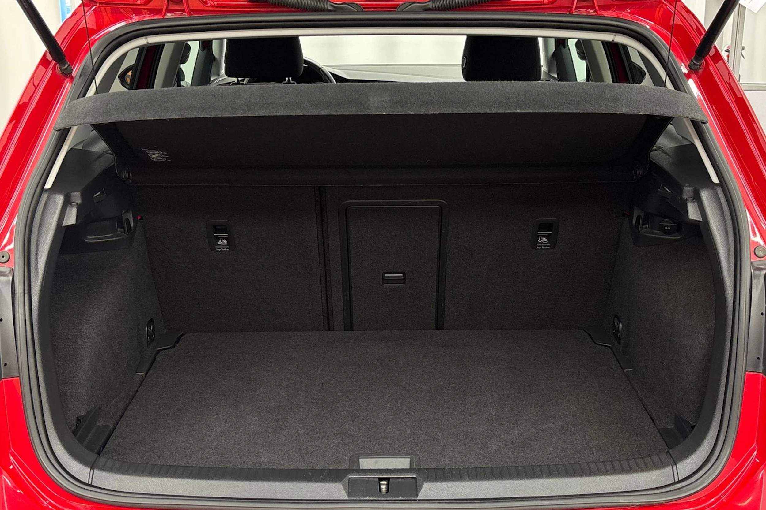 punainen Volkswagen Golf 2018 kuva 22.