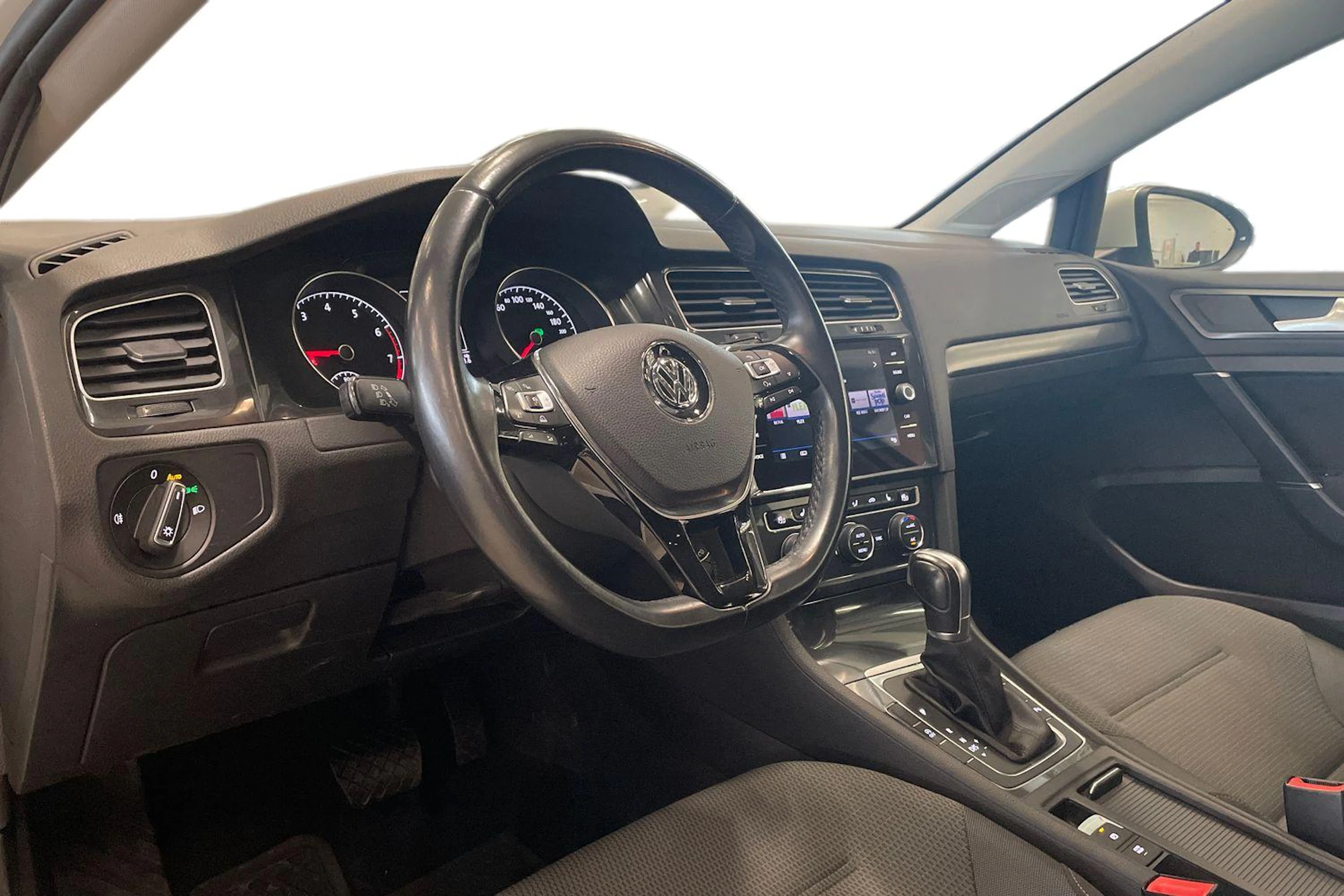 valkoinen Volkswagen Golf 2018 kuva 8.