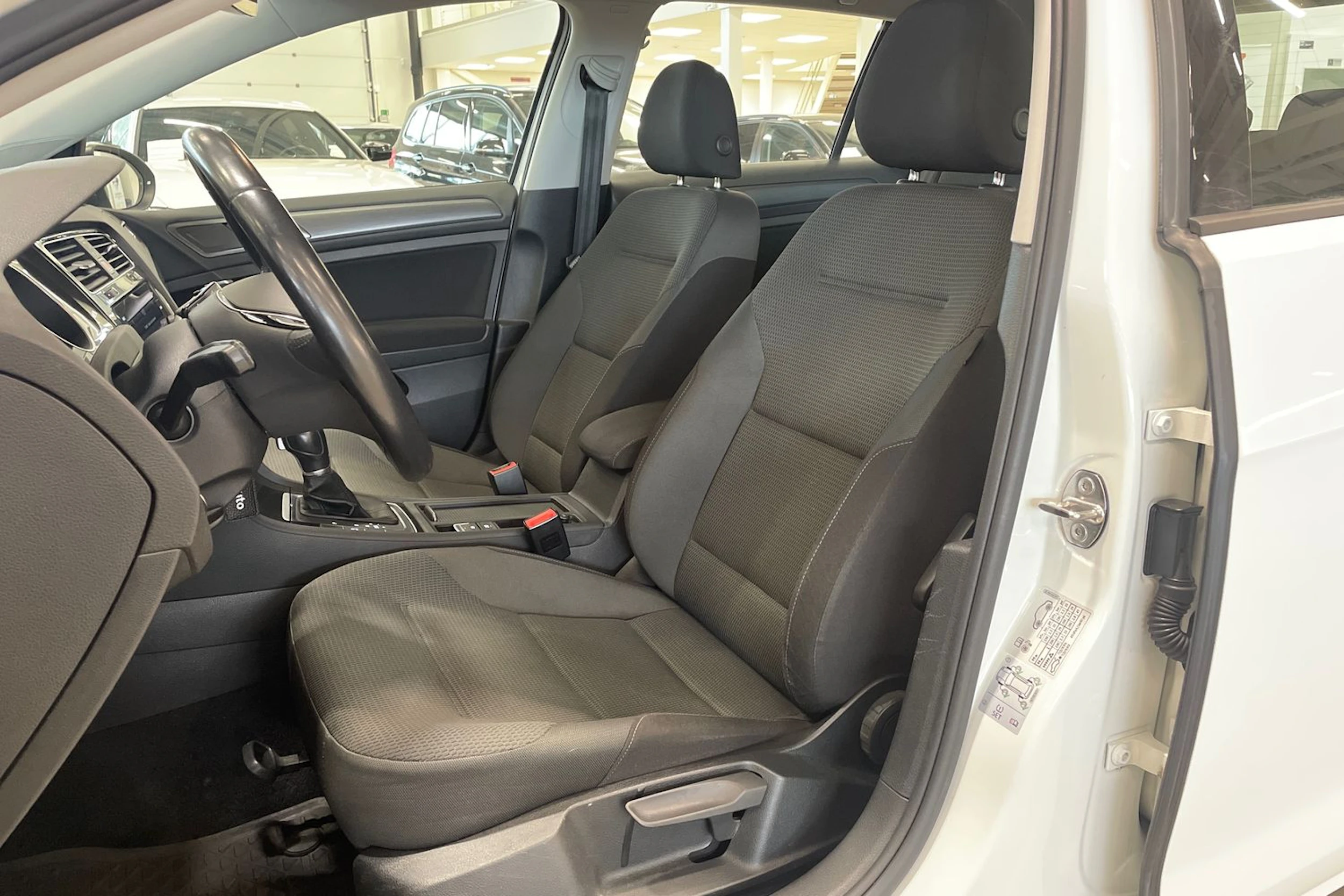 valkoinen Volkswagen Golf 2018 kuva 15.