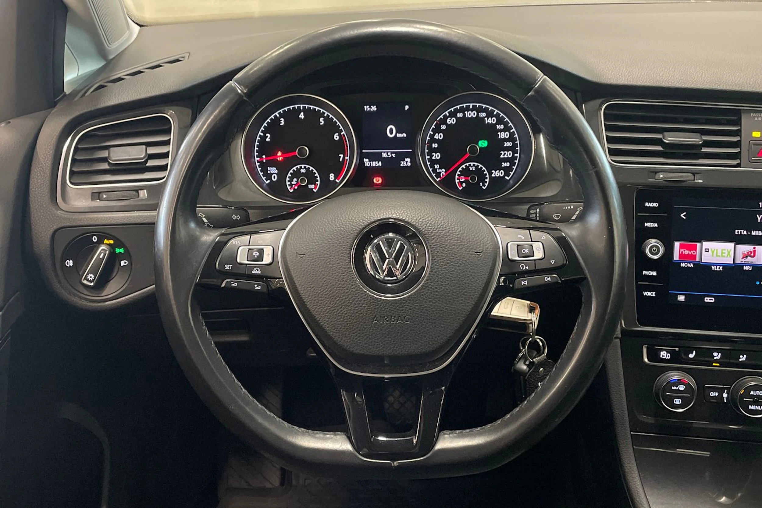 valkoinen Volkswagen Golf 2018 kuva 16.