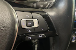 valkoinen Volkswagen Golf 2018 kuva 17.