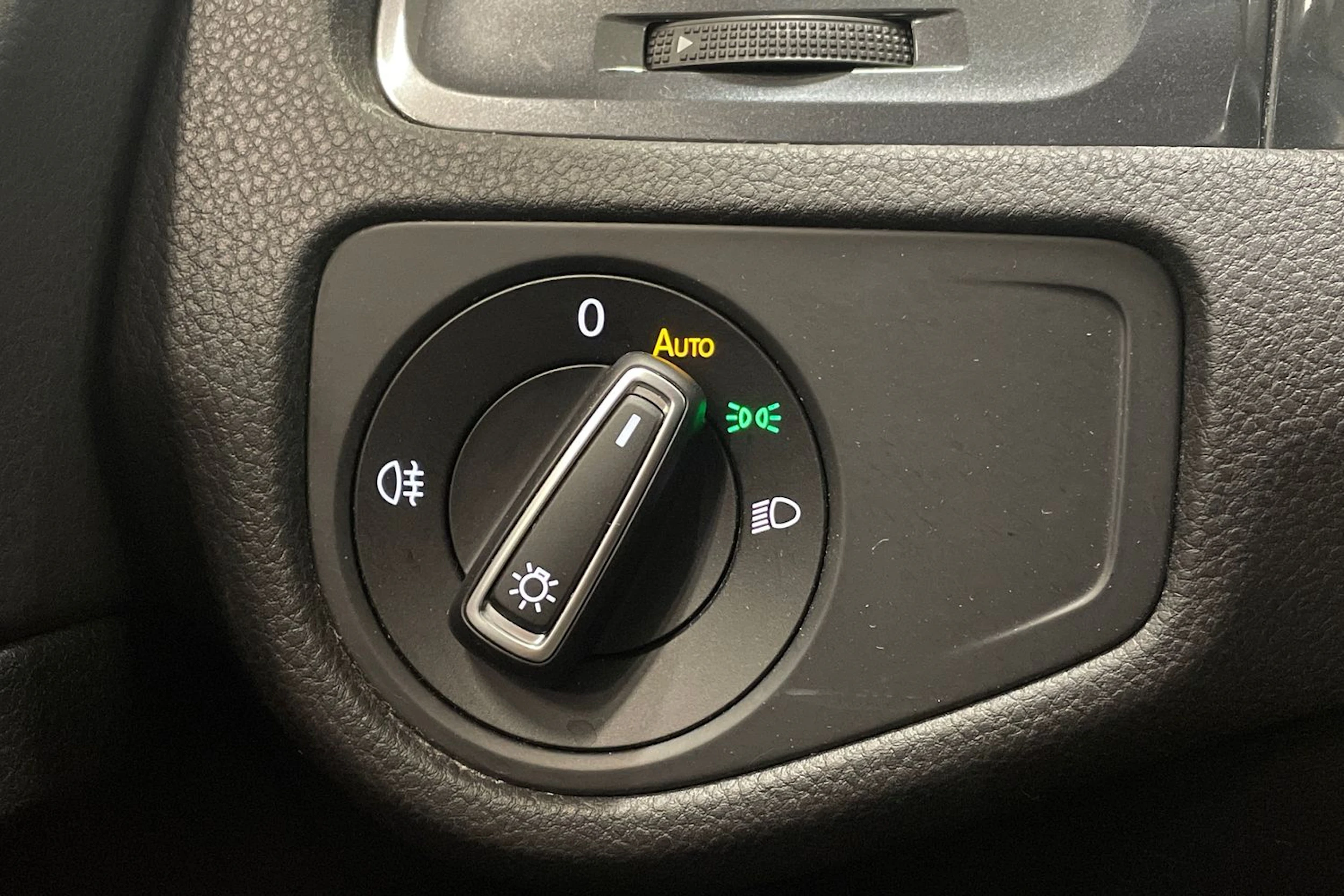 valkoinen Volkswagen Golf 2018 kuva 19.