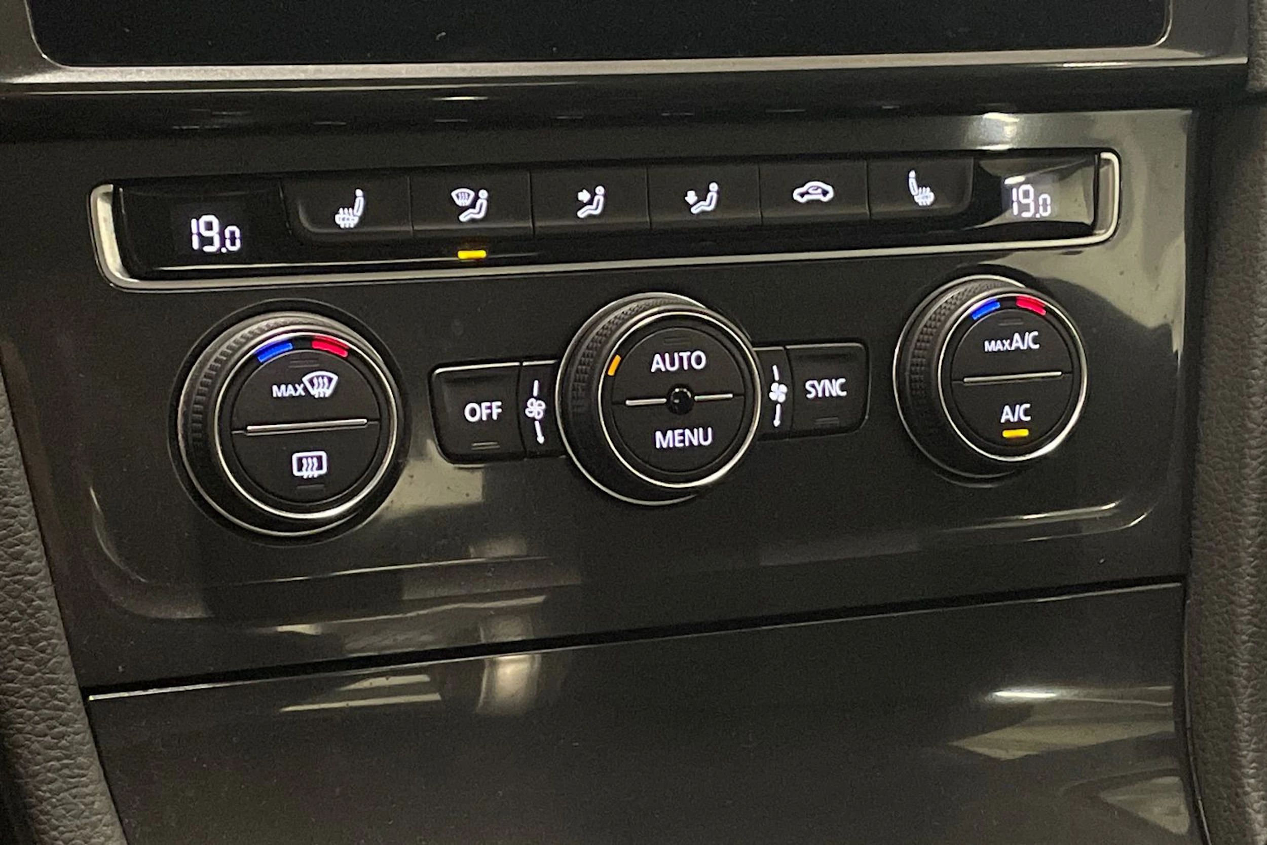 valkoinen Volkswagen Golf 2018 kuva 28.
