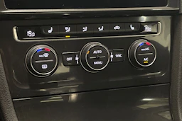 valkoinen Volkswagen Golf 2018 kuva 28.