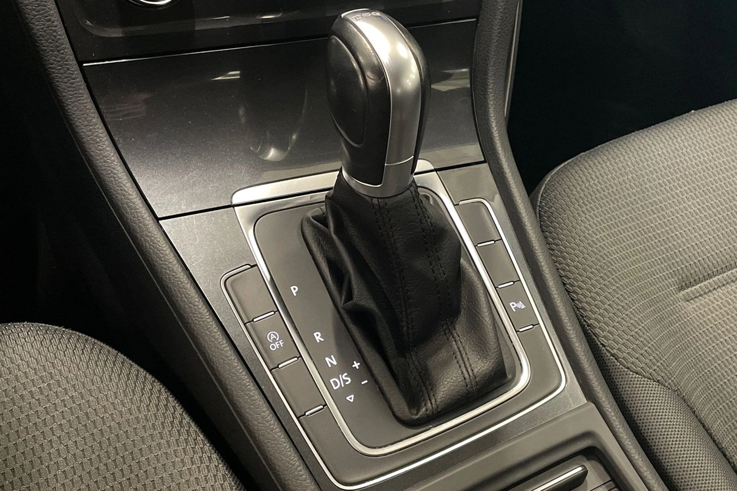 valkoinen Volkswagen Golf 2018 kuva 29.