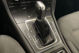 valkoinen Volkswagen Golf 2018 kuva 29.