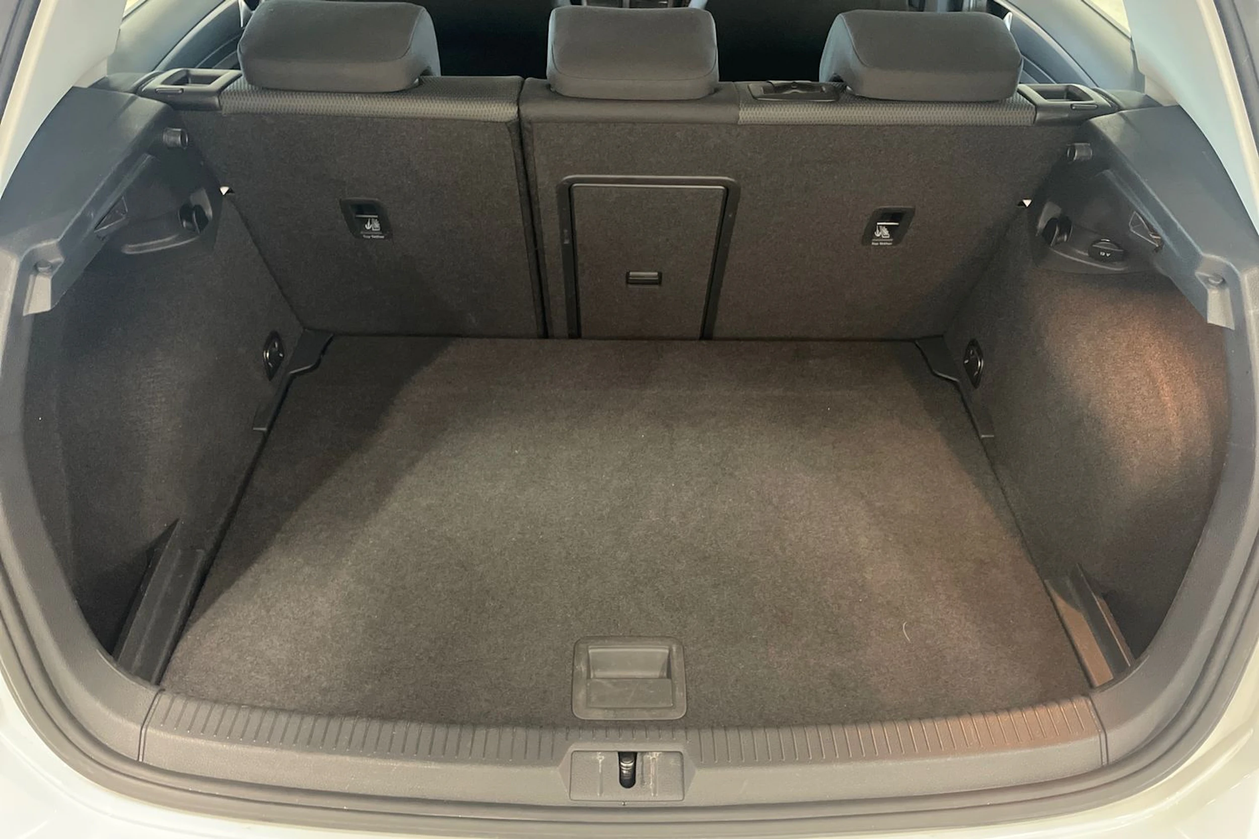 valkoinen Volkswagen Golf 2018 kuva 30.