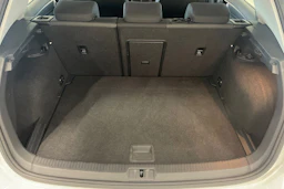 valkoinen Volkswagen Golf 2018 kuva 30.